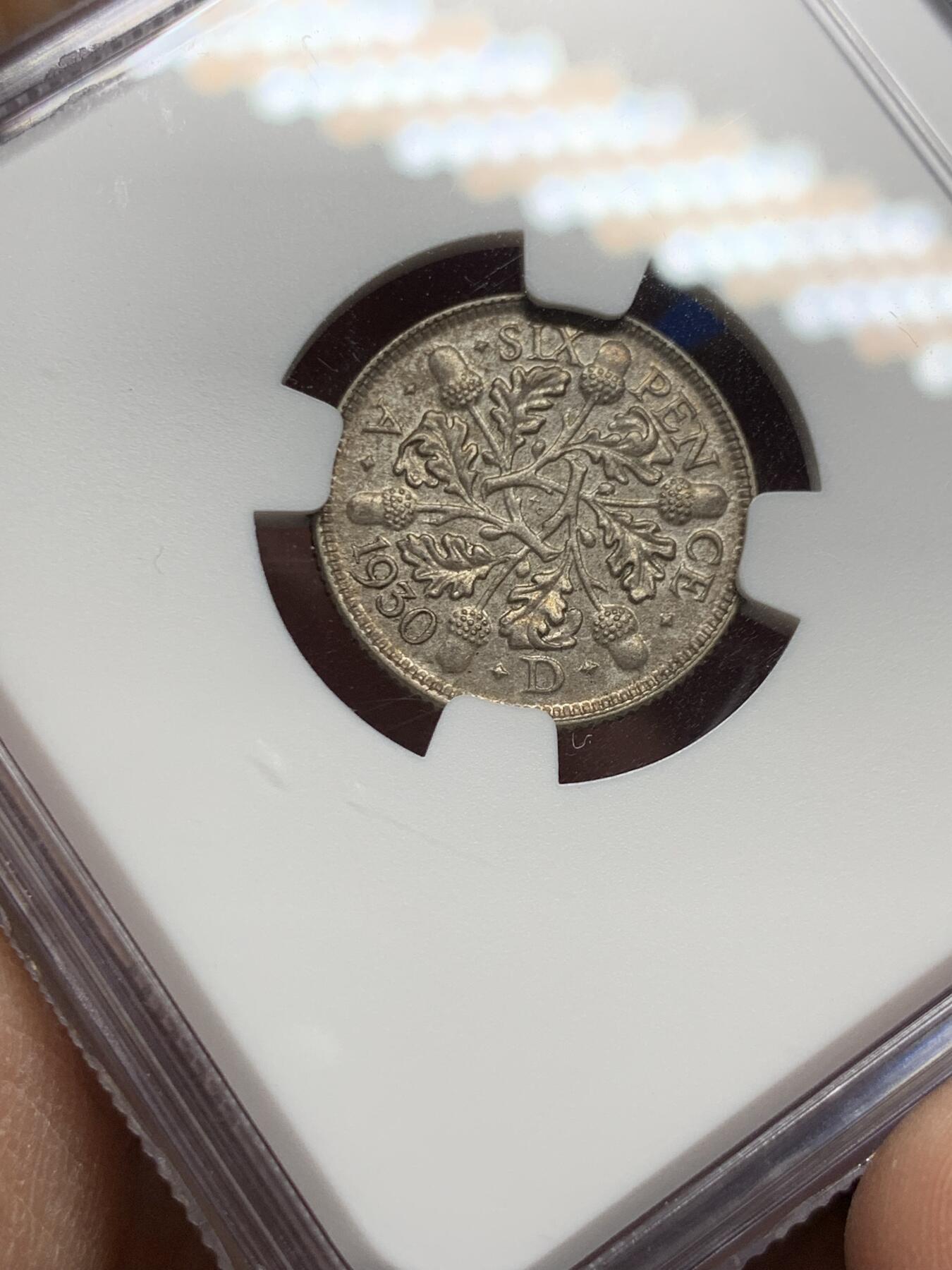 《竞宝斋》第360场 周日，周一  2场连拍 （全场包邮） NGC MS63 英国1930年乔治五世6便士银币，六浆果版。此版流通充分，高分比站狮版少见很多，记录仅4枚更高分。乔五凑套必备