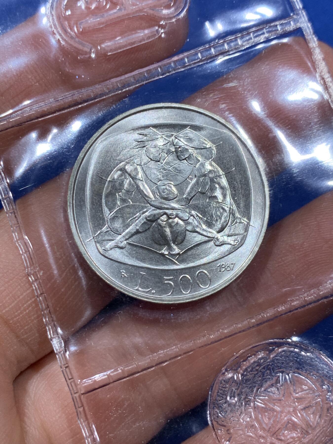 《竞宝斋》第360场 周日，周一  2场连拍 （全场包邮） 意大利 1987年 家庭日 500里拉 银币 原封装 带证书