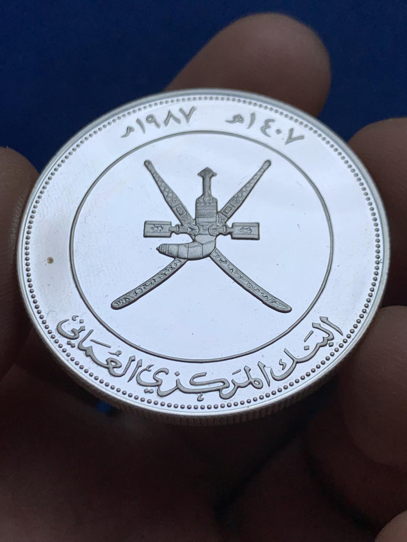 《竞宝斋》第360场 周日，周一  2场连拍 （全场包邮） 阿曼1987年世界野生动物苍鹰2.5里亚尔精制银币，重28.28g，925银，PROOF精制币，币面干净，状态极佳。