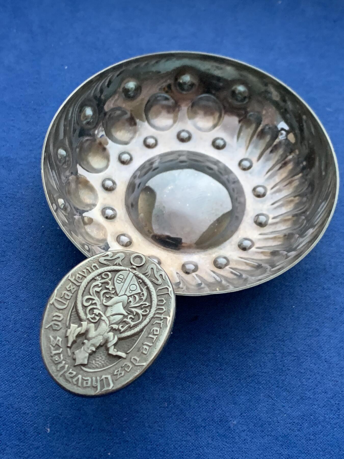 《竞宝斋》第360场 周日，周一  2场连拍 （全场包邮） 法国20世纪初葡萄酒银器，银制带标，自然氧化彩，整体做工精美无损，尺寸12cmx8.3cm，重量65克，把手带哥特体文字和人物图案少见。