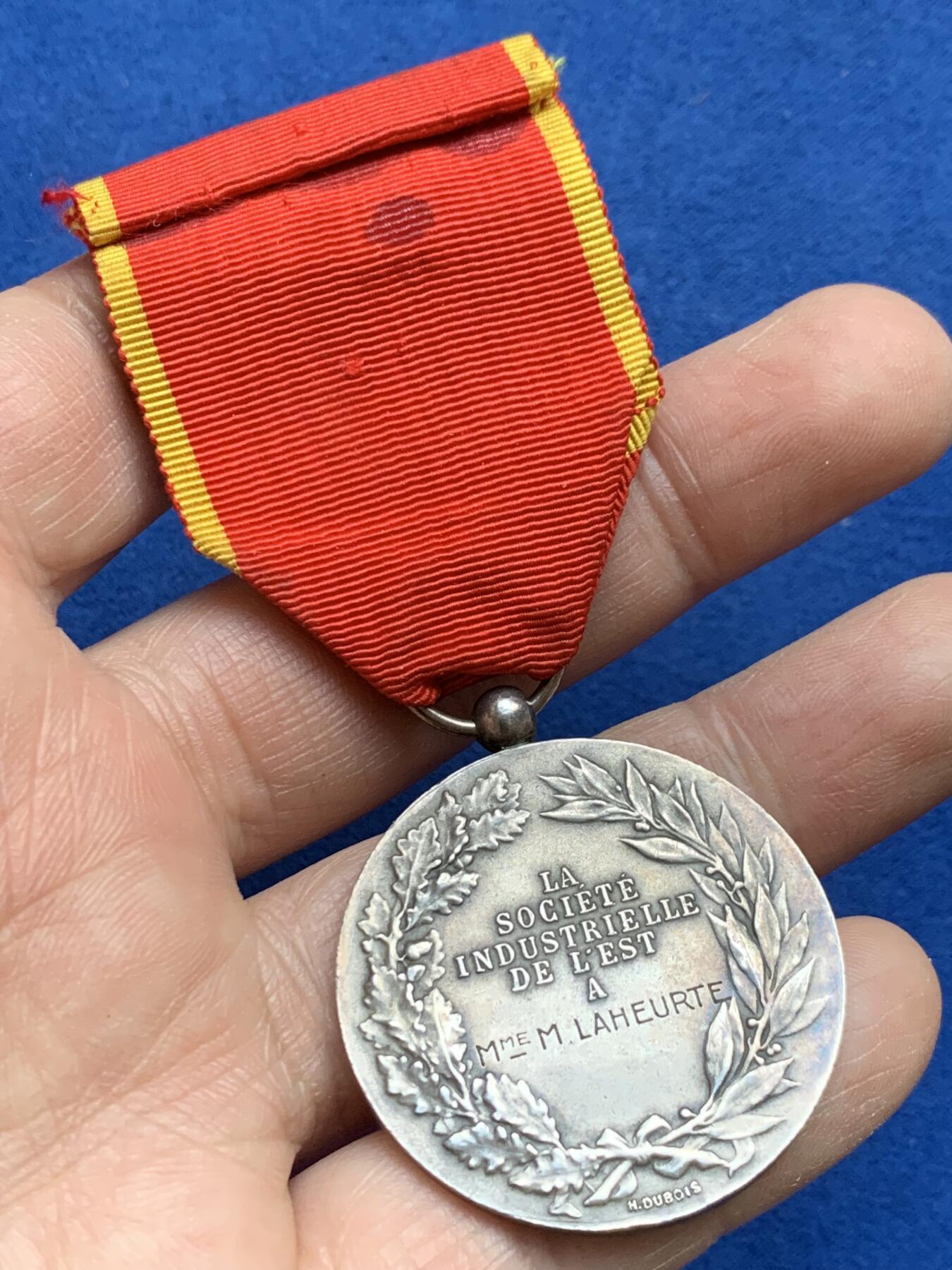 《竞宝斋》第360场 周日，周一  2场连拍 （全场包邮） 法国玛丽安娜纪念银章 950银，丰饶角，不含绶带23克。根据作者生卒推测为20世纪初的作品