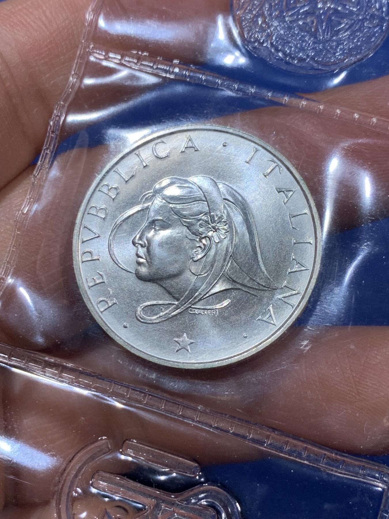 《竞宝斋》第360场 周日，周一  2场连拍 （全场包邮） 意大利 1987年 家庭日 500里拉 银币 原封装 带证书