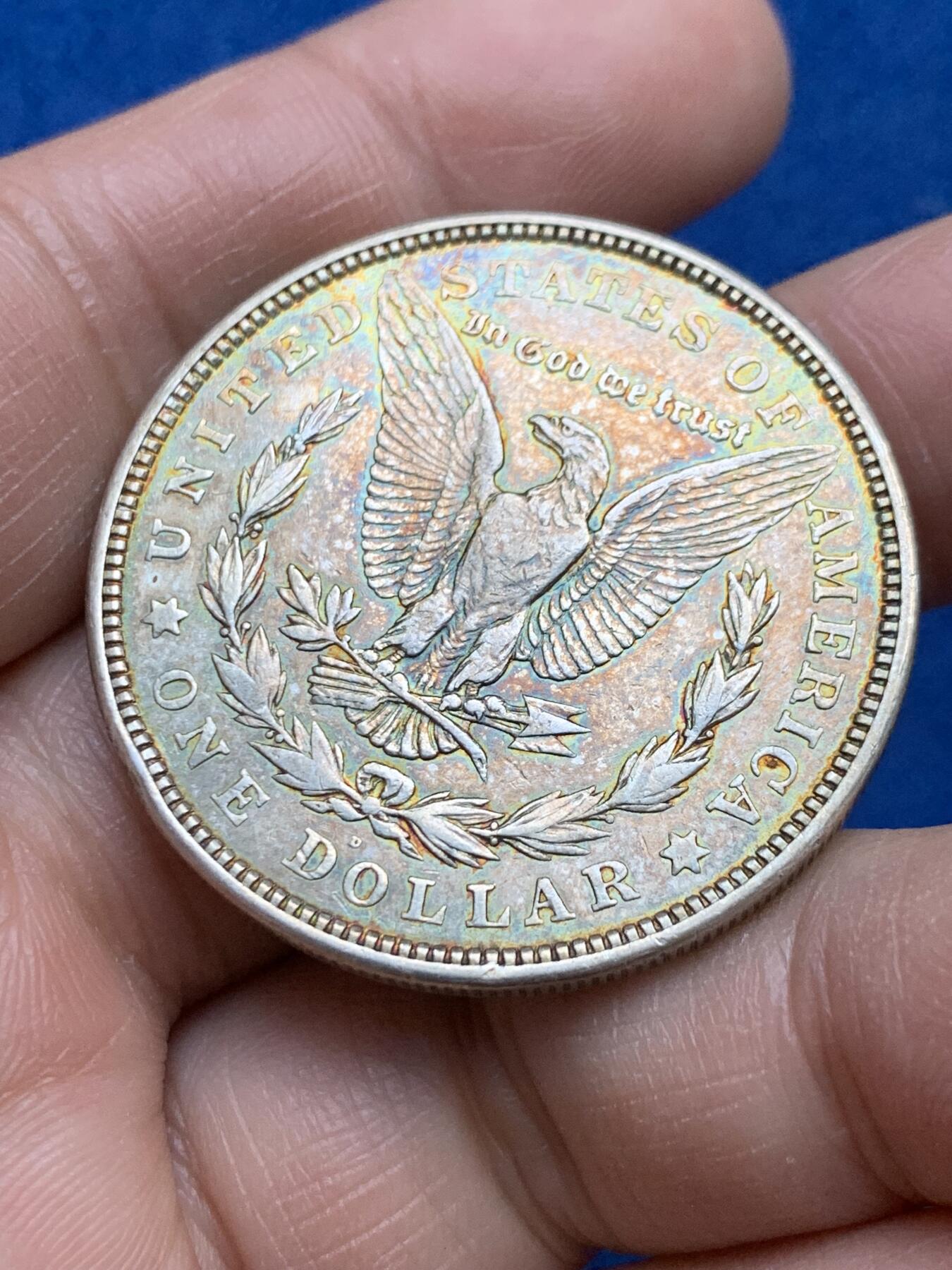 《竞宝斋》第360场 周日，周一  2场连拍 （全场包邮） 两枚一组 美国摩根1美元银币，味道都非常不错。一枚1921年的，惊艳的孔雀蓝和橙红色基底的五彩包浆；一枚1889的，金色五彩包浆。