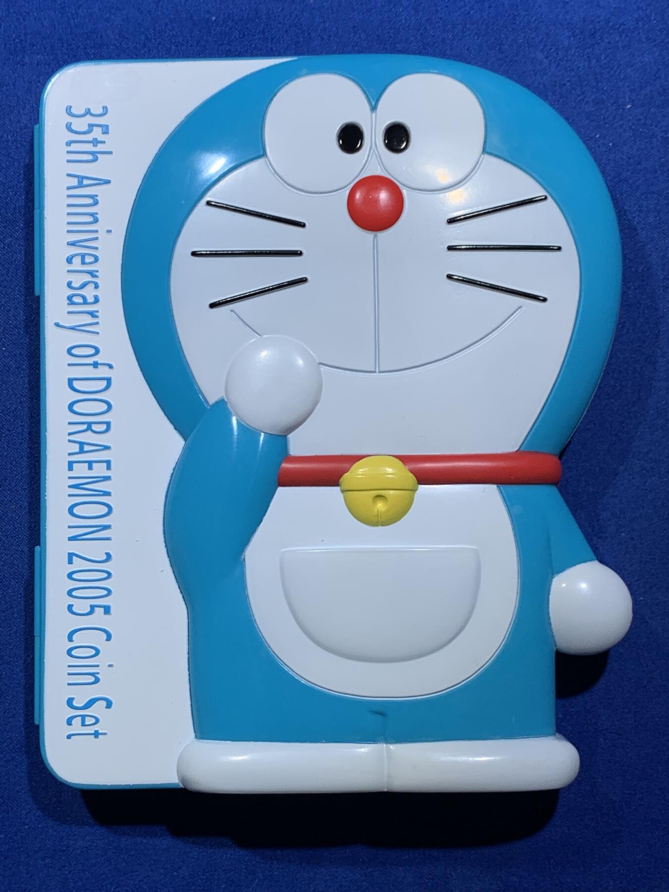 《竞宝斋》第360场 周日，周一  2场连拍 （全场包邮） 日本2005年哆啦A梦诞生35周年纪念套币 八音盒造型装上电池就可以播放主题曲 满满的回忆杀