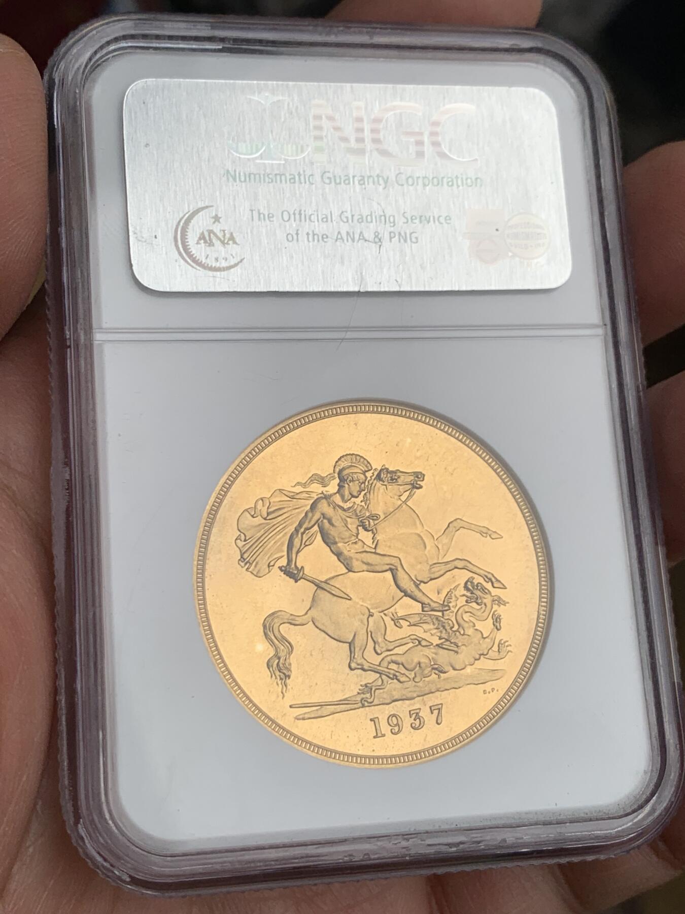 《竞宝斋》第360场 周日，周一  2场连拍 （全场包邮） NGC PF62 英国 1937年 乔治六世5索维林马剑金币 发行量5500枚的珍贵五镑 Gold (.9167) • 39.9 g 20年前的老N盒当时无CAMEO评分/严评 实物有良好的镜面效果 状态优异 HA给了UC描述 见最后一图原物记录