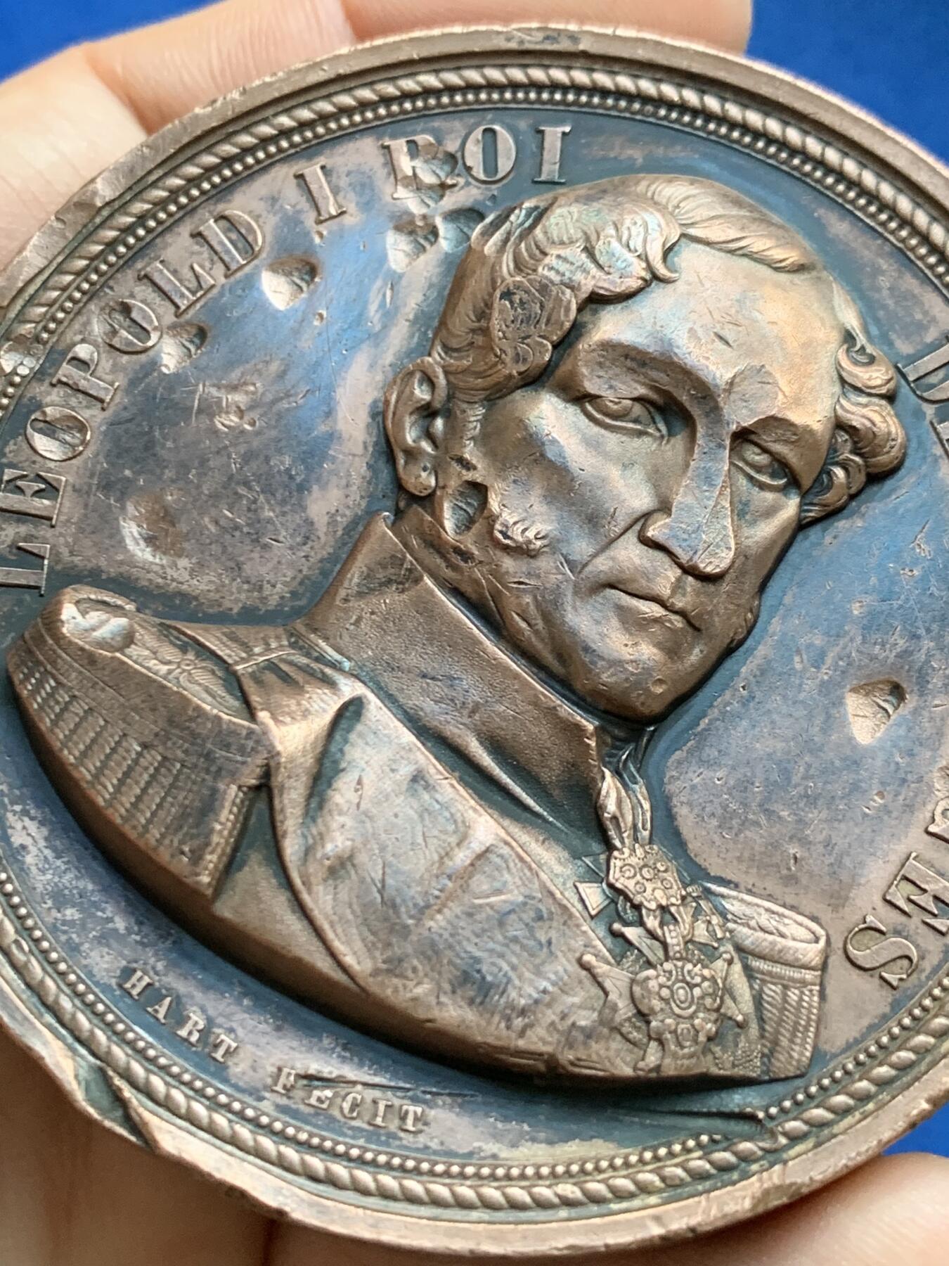 《竞宝斋》第360场 周日，周一  2场连拍 （全场包邮） 比利时王国1843年铁路开通纪念铜章，1843年（MDCCCXLIII）为纪念韦尔维耶至亚琛铁路开通而铸造发行的铜章，红铜材质，尺寸大而厚重，数据约为：72*7.5毫米，223.5克。正面：比利时第一代国王利奥波德一世。背面：手持盾牌象征“比法德”三国的希腊化女神像，下方2位手持酒罐和羽毛的希腊化男神像，两侧为商业之神墨丘利的双蛇权杖，背景图为火车通过的景观图。上方铭文大意“战争使人离散，和平让人