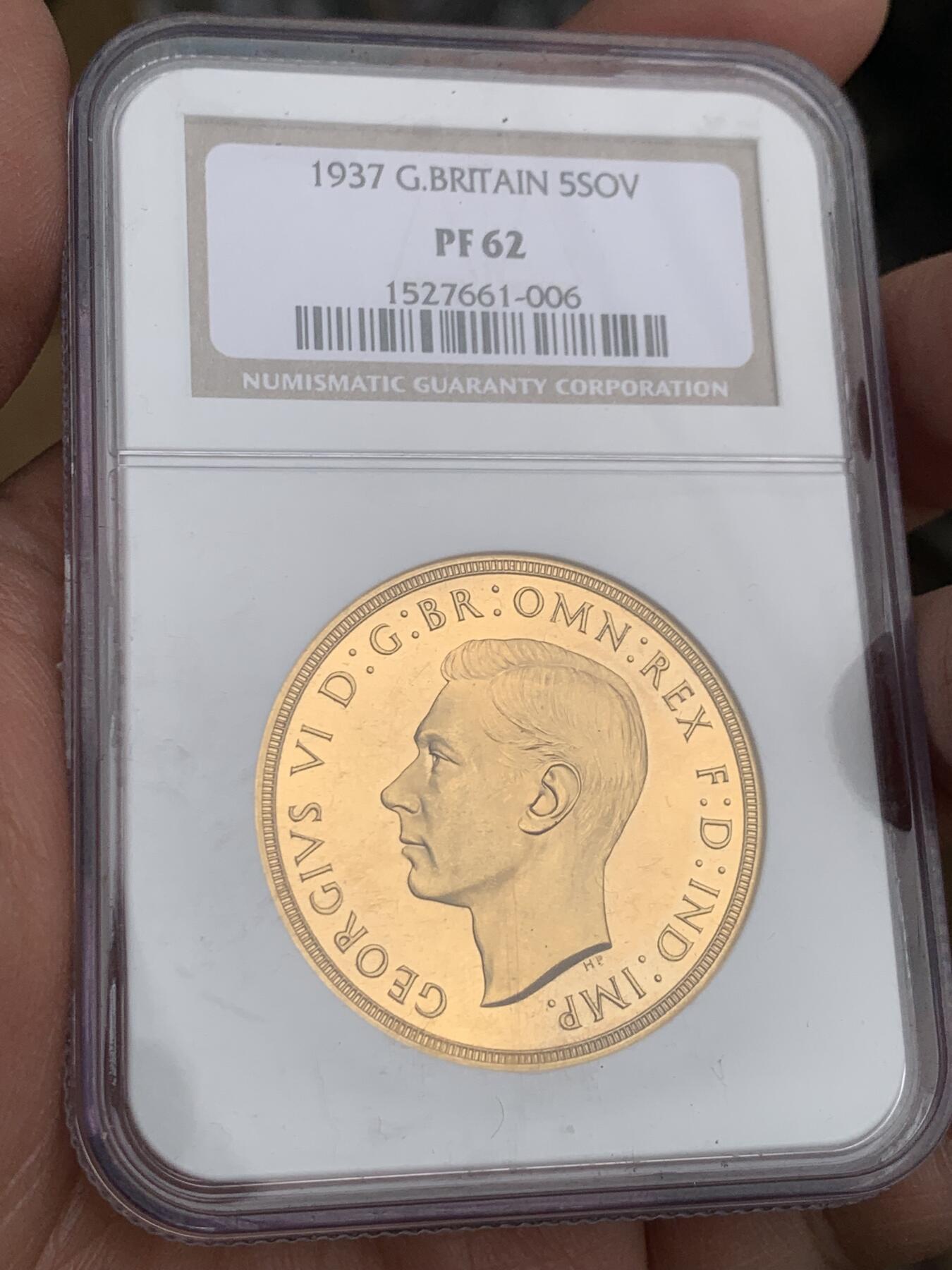 《竞宝斋》第360场 周日，周一  2场连拍 （全场包邮） NGC PF62 英国 1937年 乔治六世5索维林马剑金币 发行量5500枚的珍贵五镑 Gold (.9167) • 39.9 g 20年前的老N盒当时无CAMEO评分/严评 实物有良好的镜面效果 状态优异 HA给了UC描述 见最后一图原物记录