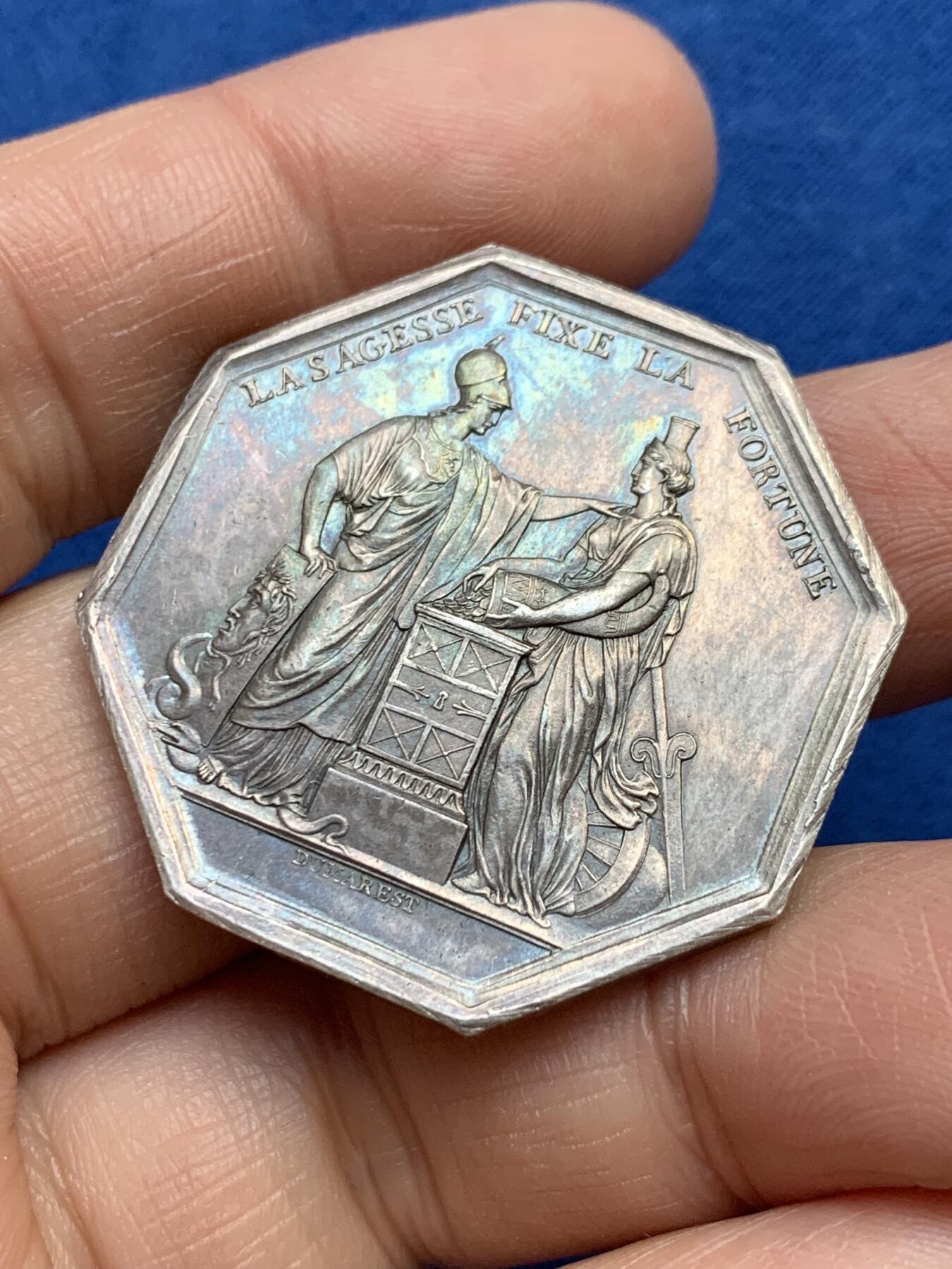 《竞宝斋》第360场 周日，周一  2场连拍 （全场包邮） 早期法兰西银行八角银代币，手指边铭银标，24.9g，36.1mm，细节见图。