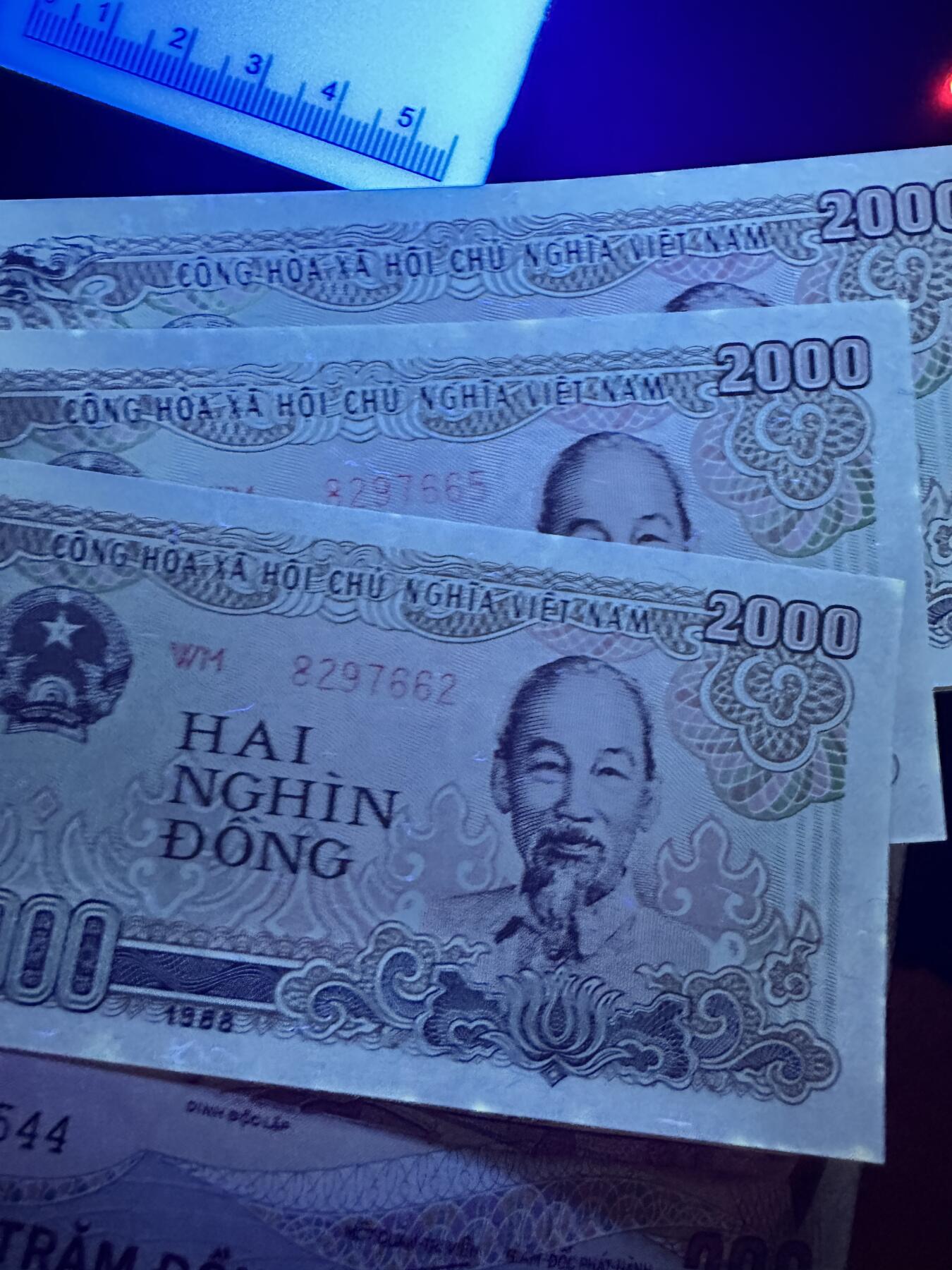 《外钞收藏家》第四百九十九期 阿曼100 两连号 全新 +南越200盾全新+越南2000四张苏联版本的大字 有潮癍