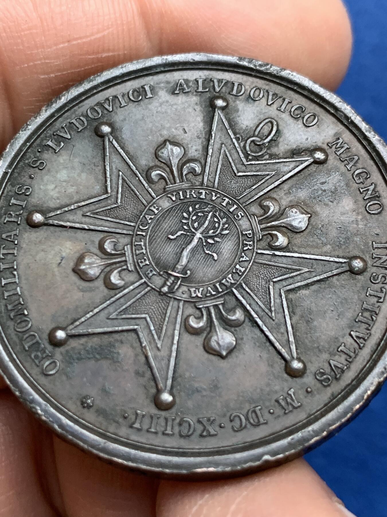 《竞宝斋》第360场 周日，周一  2场连拍 （全场包邮） 法国1693年路易十四国王军事奖章，罕见边铭，颁发时间为1762年，38.18克，40.6mm