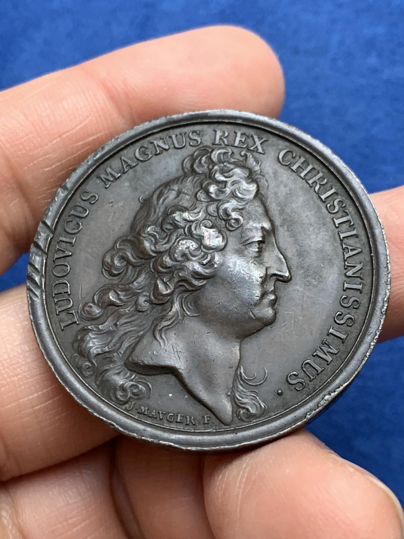 《竞宝斋》第360场 周日，周一  2场连拍 （全场包邮） 法国1693年路易十四国王军事奖章，罕见边铭，颁发时间为1762年，38.18克，40.6mm