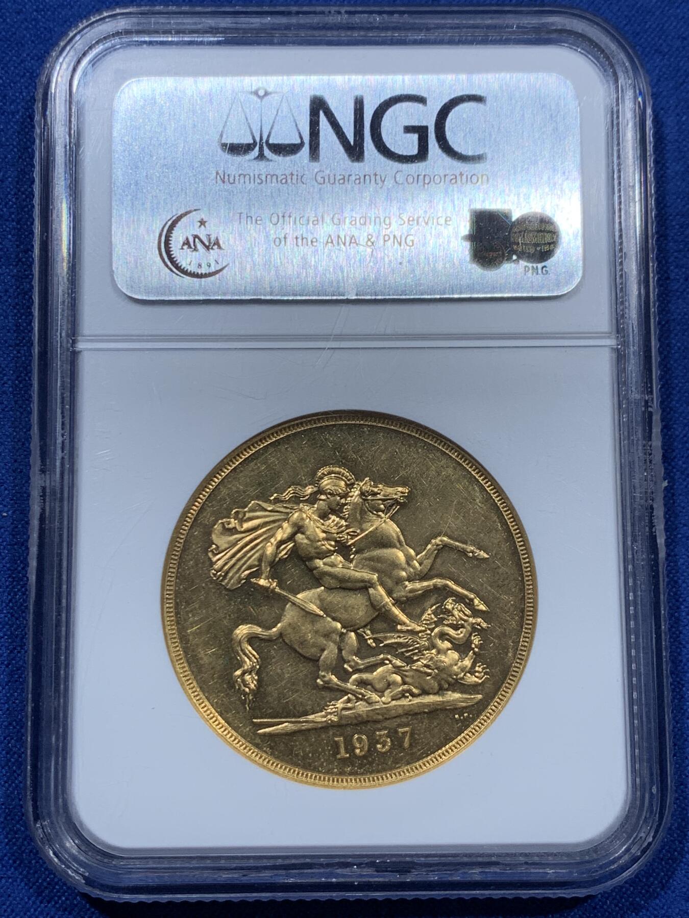 《竞宝斋》第360场 周日，周一  2场连拍 （全场包邮） NGC PF62 英国 1937年 乔治六世5索维林马剑金币 发行量5500枚的珍贵五镑 Gold (.9167) • 39.9 g 20年前的老N盒当时无CAMEO评分/严评 实物有良好的镜面效果 状态优异 HA给了UC描述 见最后一图原物记录