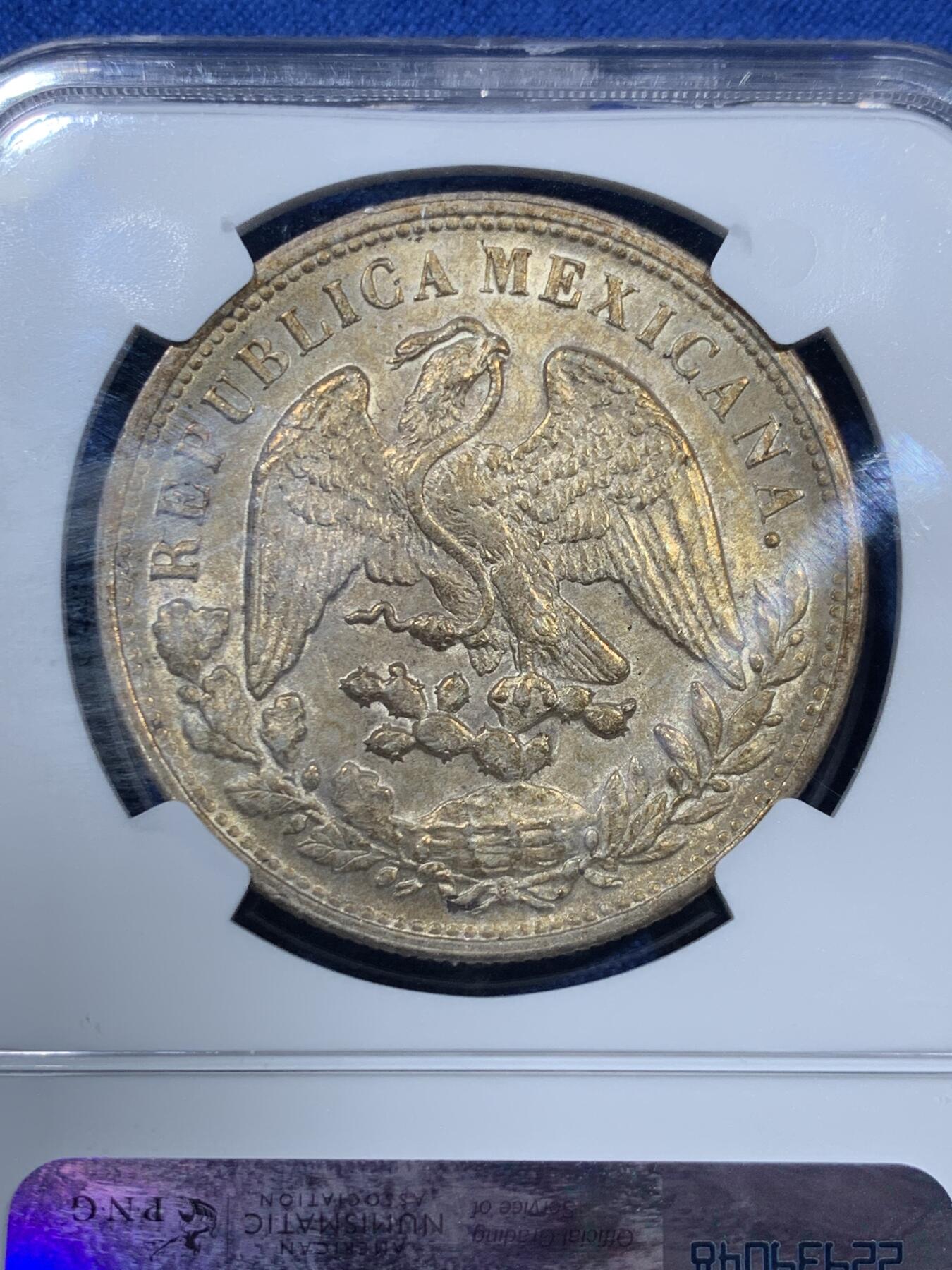 《竞宝斋》第360场 周日，周一  2场连拍 （全场包邮） NGC MS63 高分1898MO AM墨西哥1比索鹰洋，该版本为国民政府为作军饷而铸造在华流通，币面无磨损高点具在，鹰羽毛栩栩如生，非常好看的渐变黄油五彩包浆，转光感强烈，币面霜感由在，高分非常不易