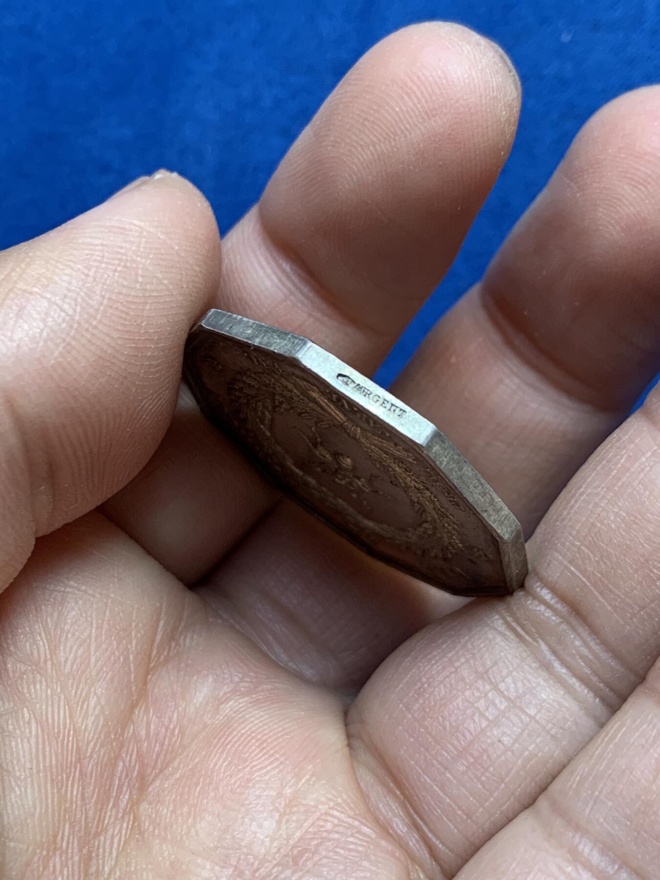 《竞宝斋》第360场 周日，周一  2场连拍 （全场包邮） 原光法国1822年里昂储蓄银行十角异型银质代币，可爱的蚂蚁，32mm，16克，蜜蜂Ar边铭。