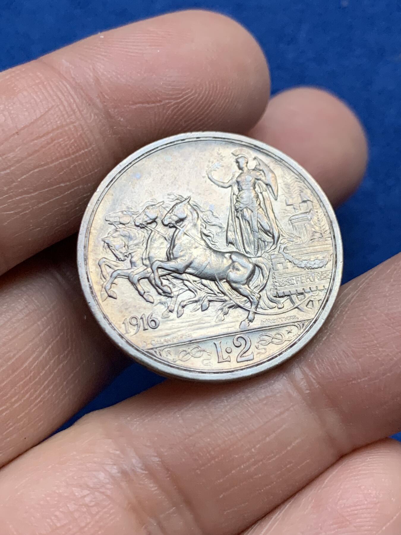 《竞宝斋》第360场 周日，周一  2场连拍 （全场包邮） 意大利1916年胜利女神马车2里拉银币，不是通货品相，特别是马车面品相好，经典设计