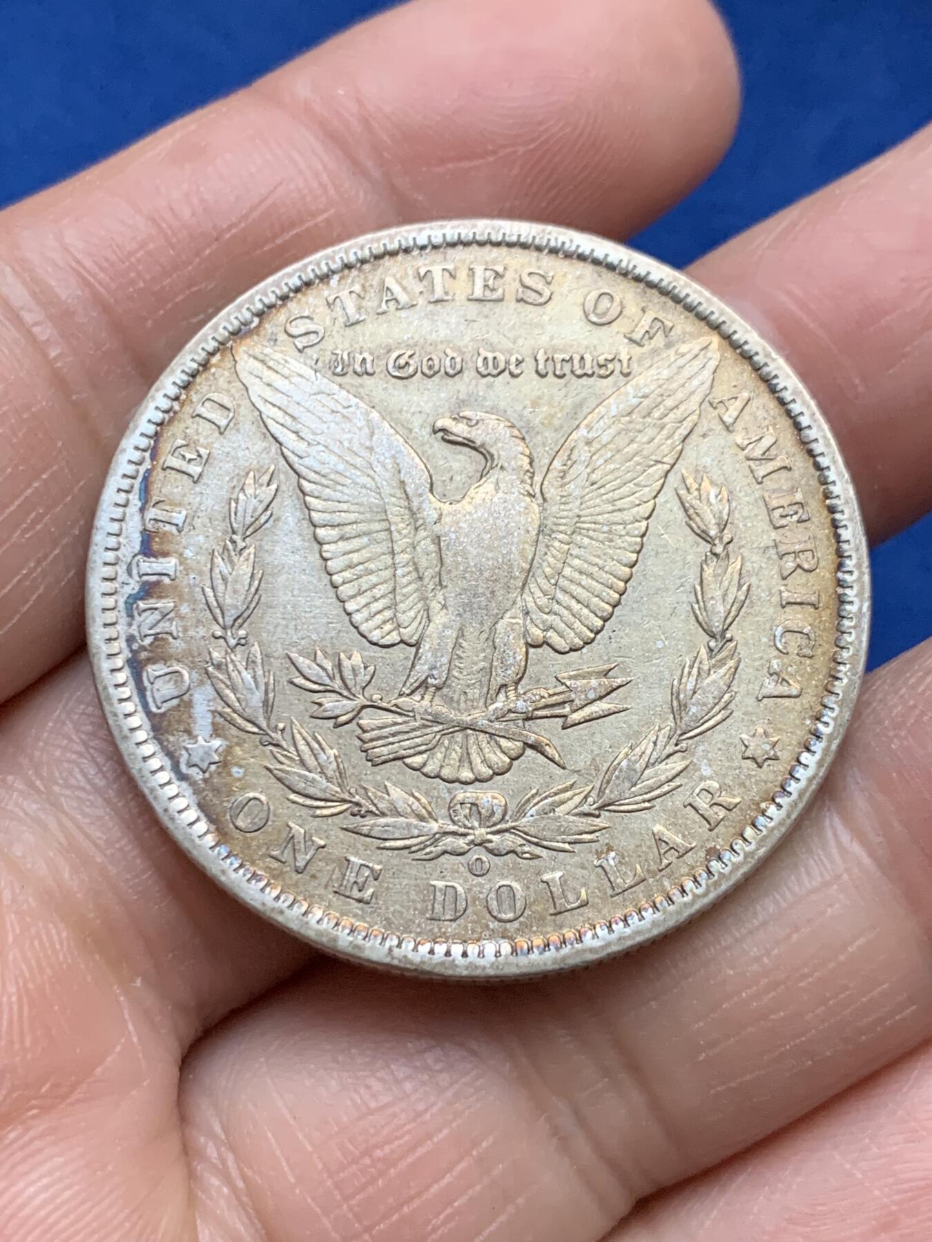 《竞宝斋》第360场 周日，周一  2场连拍 （全场包邮） 两枚一组 美国摩根1美元银币，味道都非常不错。一枚1921年的，惊艳的孔雀蓝和橙红色基底的五彩包浆；一枚1889的，金色五彩包浆。