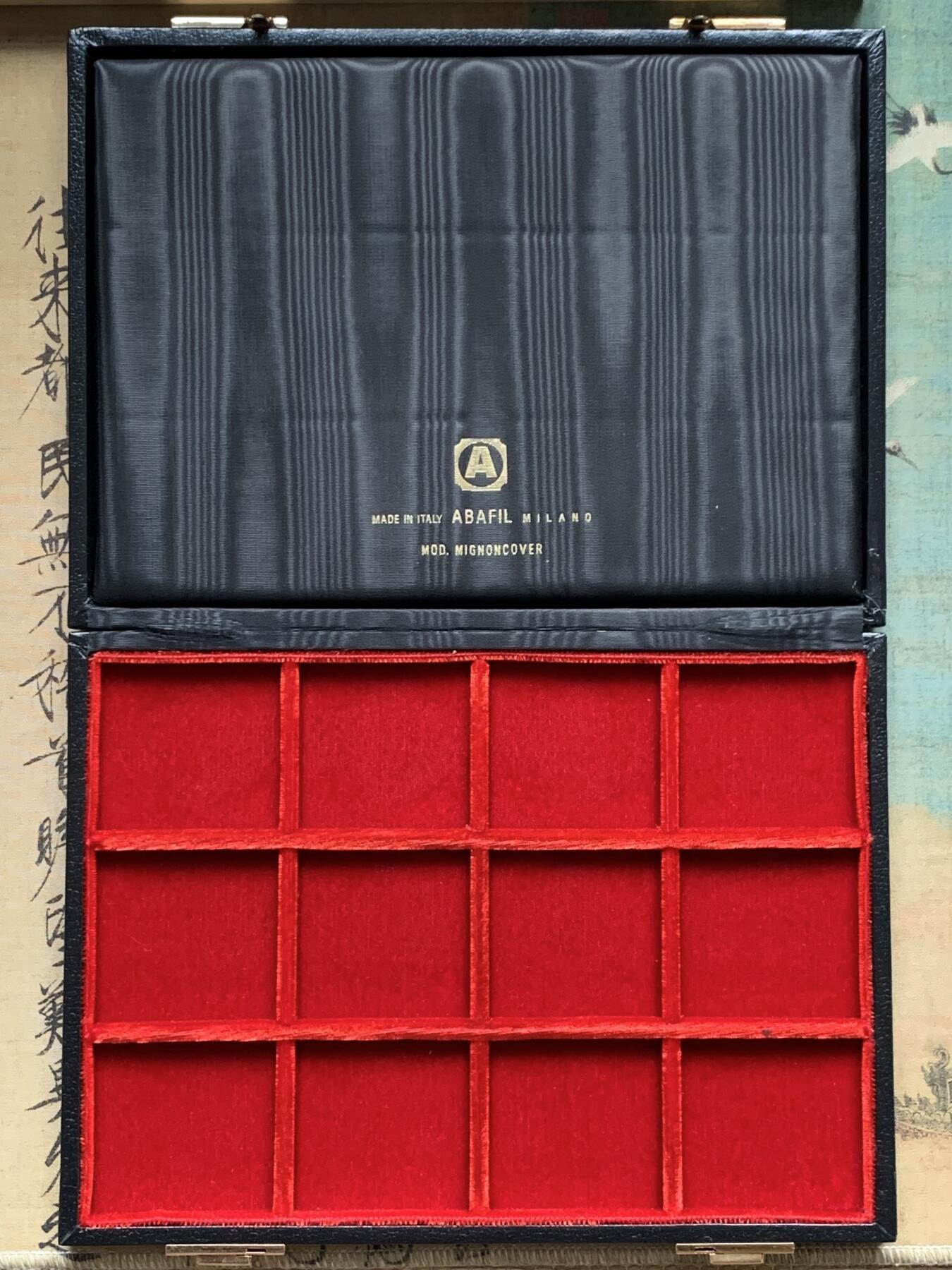 《竞宝斋》第360场 周日，周一  2场连拍 （全场包邮） 意大利abafil裸币收纳盒，外盒尺寸约25×19.5×2.8cm，内格尺寸53.5mm见方，可收纳12枚裸币。