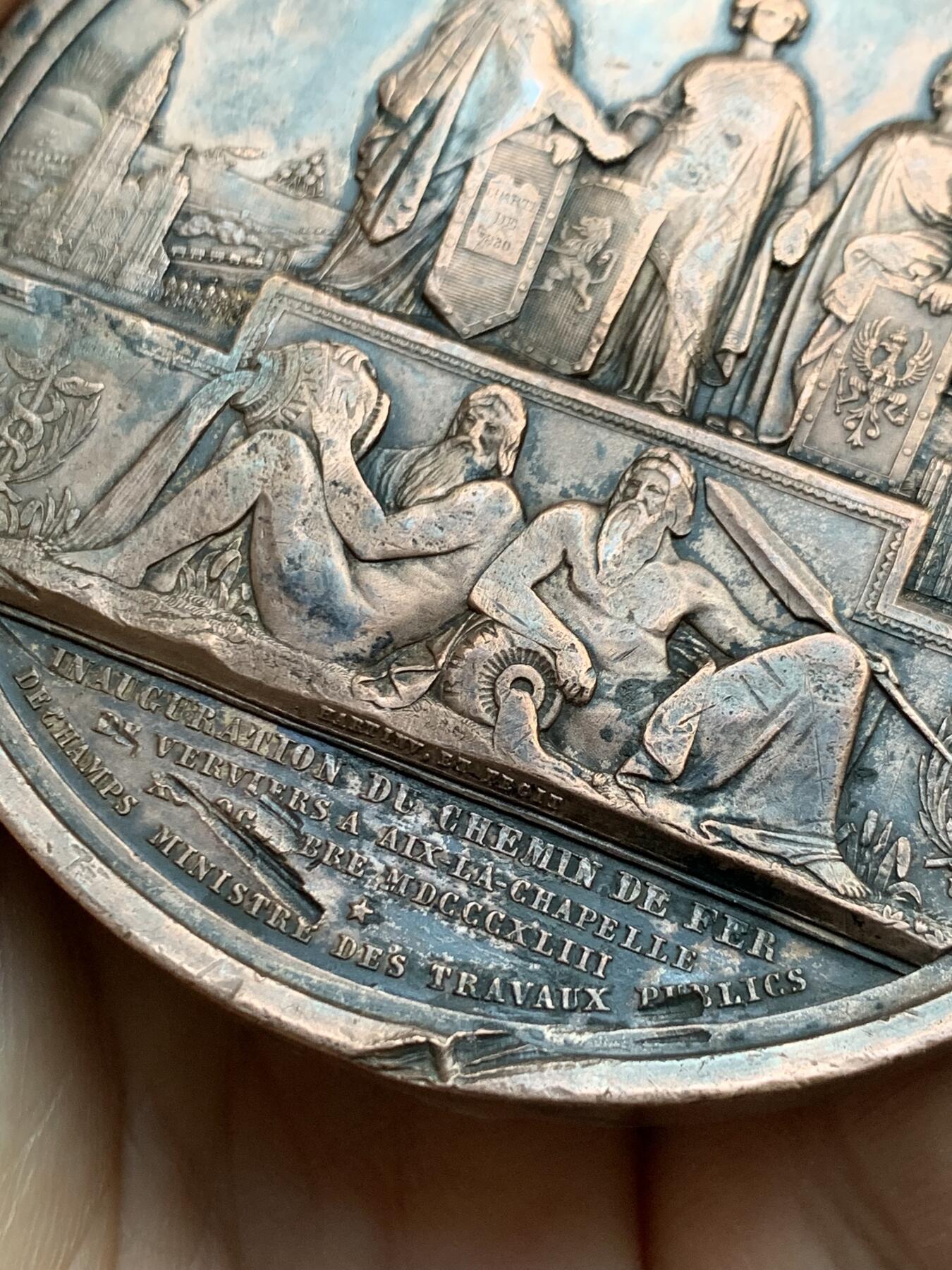 《竞宝斋》第360场 周日，周一  2场连拍 （全场包邮） 比利时王国1843年铁路开通纪念铜章，1843年（MDCCCXLIII）为纪念韦尔维耶至亚琛铁路开通而铸造发行的铜章，红铜材质，尺寸大而厚重，数据约为：72*7.5毫米，223.5克。正面：比利时第一代国王利奥波德一世。背面：手持盾牌象征“比法德”三国的希腊化女神像，下方2位手持酒罐和羽毛的希腊化男神像，两侧为商业之神墨丘利的双蛇权杖，背景图为火车通过的景观图。上方铭文大意“战争使人离散，和平让人