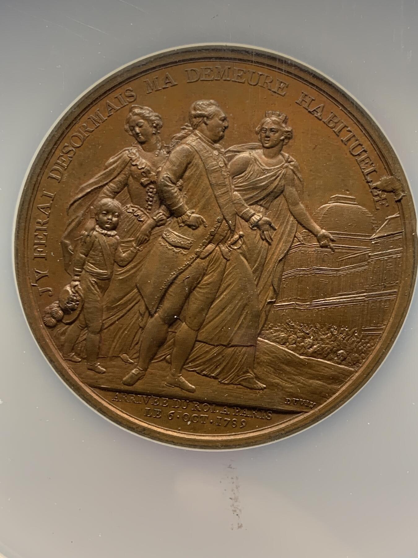 《竞宝斋》第360场 周日，周一  2场连拍 （全场包邮） NGC MS63BN 高分 1789年原铸，路易十六抵达巴黎(1789路易十六出逃事件），历史细节满满，不容错过的好章，值得收藏。正面图案路易十六半身像，签名：B.DUVIVIER.F。背面图案是路易十六全身像，紧随其后的是皇后玛丽-安托瓦内特牵着王太子的手，由巴黎领导人带往豪华酒店杜乐丽。