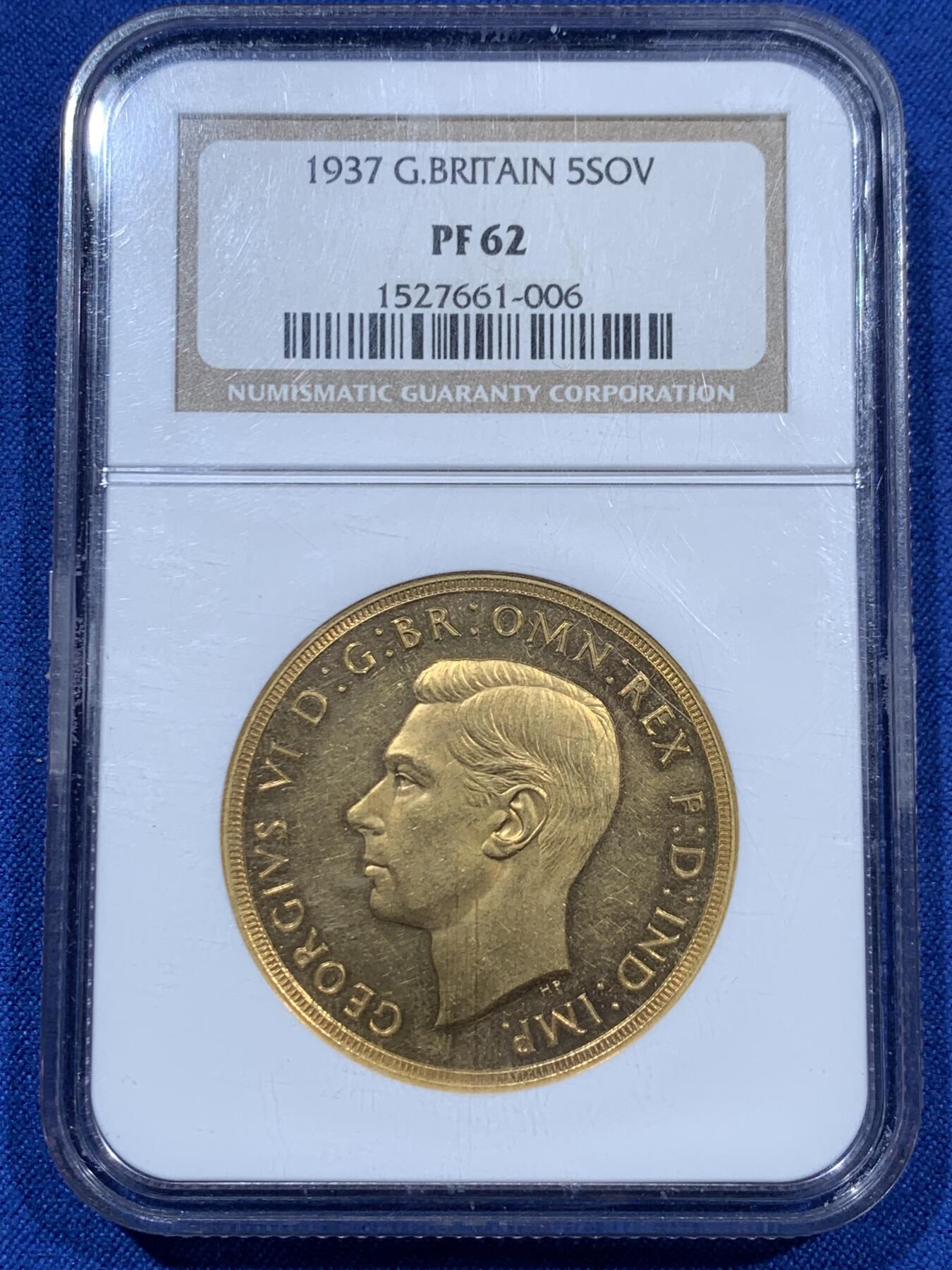 《竞宝斋》第360场 周日，周一  2场连拍 （全场包邮） NGC PF62 英国 1937年 乔治六世5索维林马剑金币 发行量5500枚的珍贵五镑 Gold (.9167) • 39.9 g 20年前的老N盒当时无CAMEO评分/严评 实物有良好的镜面效果 状态优异 HA给了UC描述 见最后一图原物记录