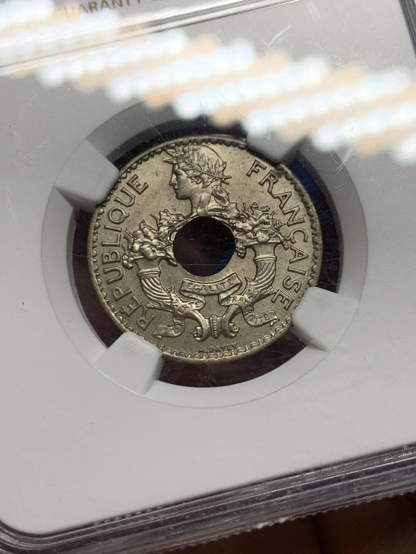 《竞宝斋》第360场 周日，周一  2场连拍 （全场包邮） NGC MS64 法属印支1939年中孔5分铜镍币，玛丽安娜女神+丰饶角，中孔设计，难得64收藏级品相。