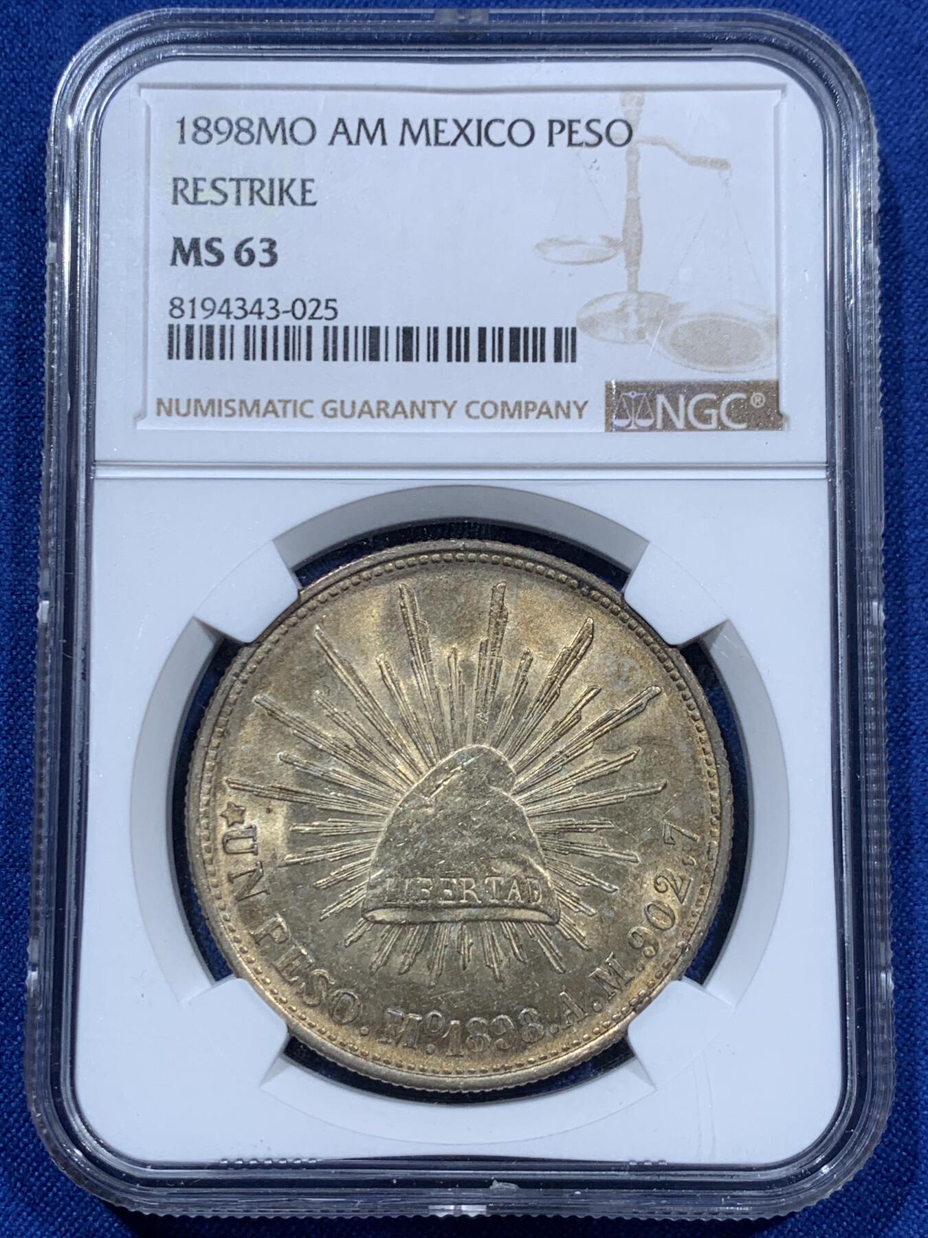 《竞宝斋》第360场 周日，周一  2场连拍 （全场包邮） NGC MS63 高分1898MO AM墨西哥1比索鹰洋，该版本为国民政府为作军饷而铸造在华流通，币面无磨损高点具在，鹰羽毛栩栩如生，非常好看的渐变黄油五彩包浆，转光感强烈，币面霜感由在，高分非常不易