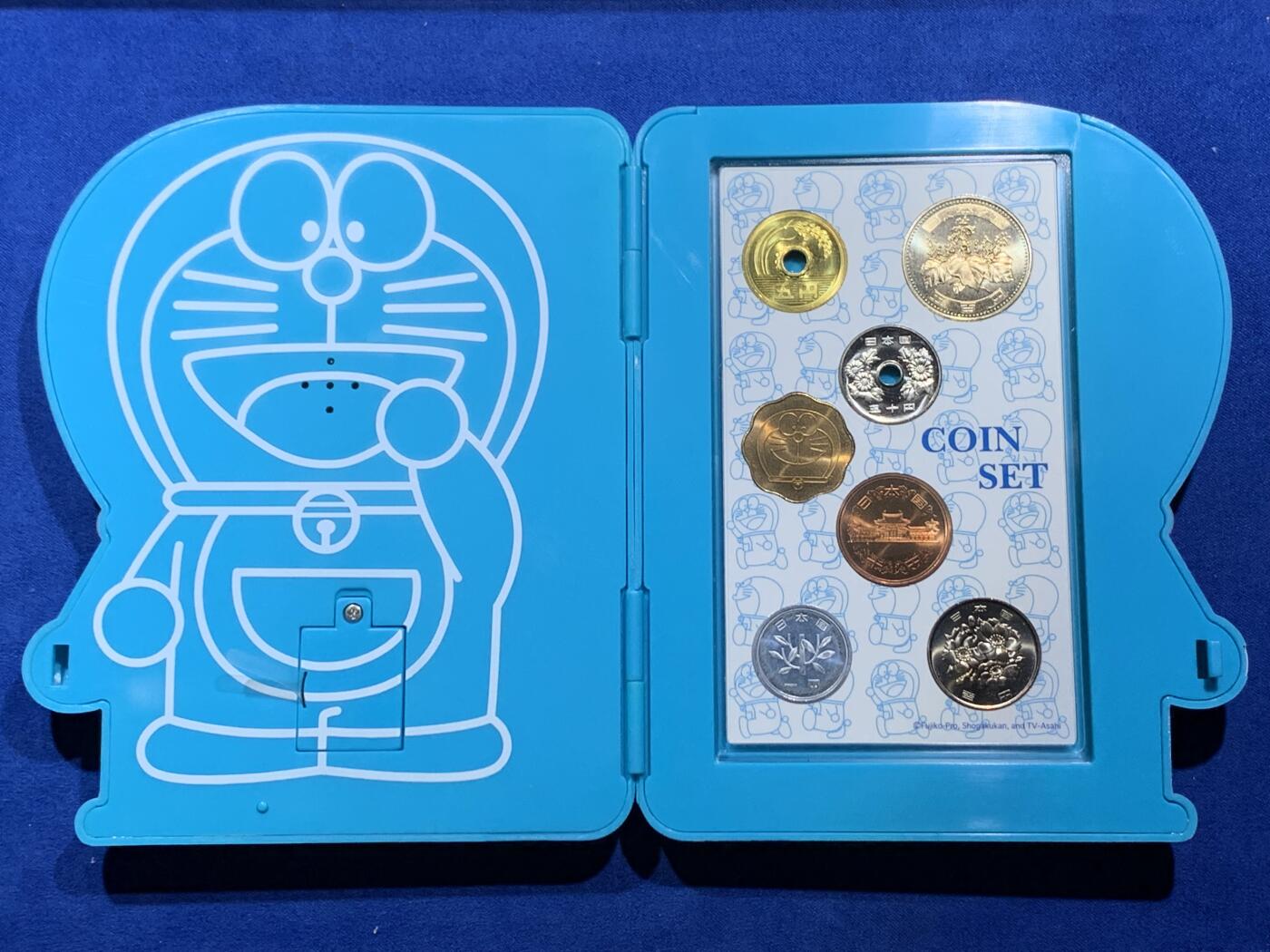 《竞宝斋》第360场 周日，周一  2场连拍 （全场包邮） 日本2005年哆啦A梦诞生35周年纪念套币 八音盒造型装上电池就可以播放主题曲 满满的回忆杀