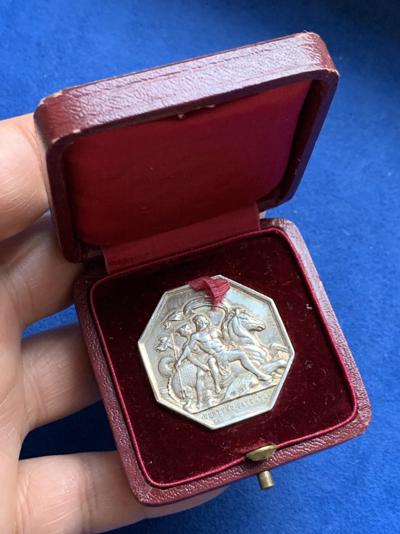 《竞宝斋》第360场 周日，周一  2场连拍 （全场包邮） 海神与墨丘利银质八角代币，八角里的名誉品，非常稀少，包浆好，状态好，永久保真，八角玩家不可或缺的品种。品相佳，带彩，带八角盒子，值得收藏。14.8克，32.6mm，手指银标。