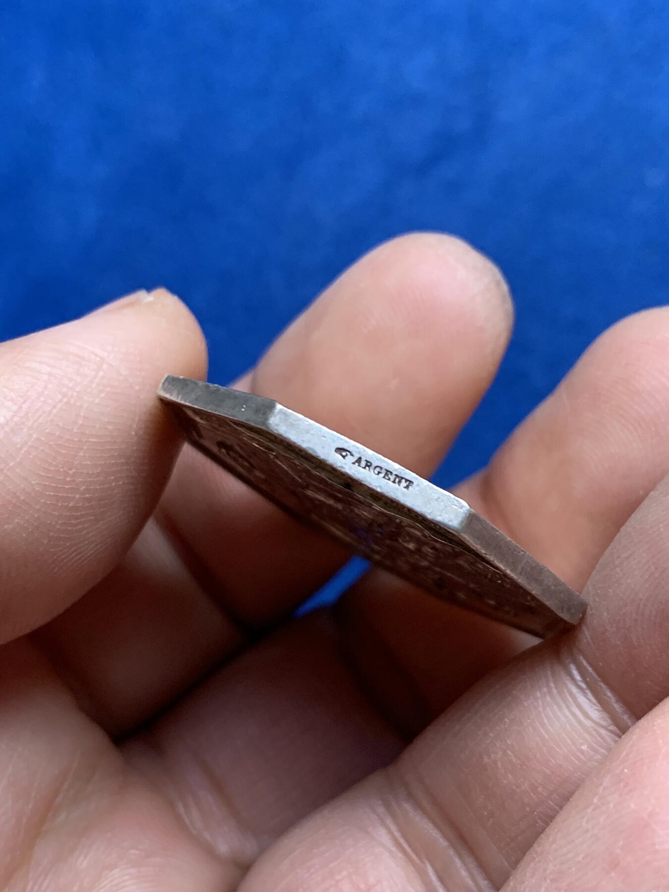 《竞宝斋》第360场 周日，周一  2场连拍 （全场包邮） 海神与墨丘利银质八角代币，八角里的名誉品，非常稀少，包浆好，状态好，永久保真，八角玩家不可或缺的品种。品相佳，带彩，带八角盒子，值得收藏。14.8克，32.6mm，手指银标。