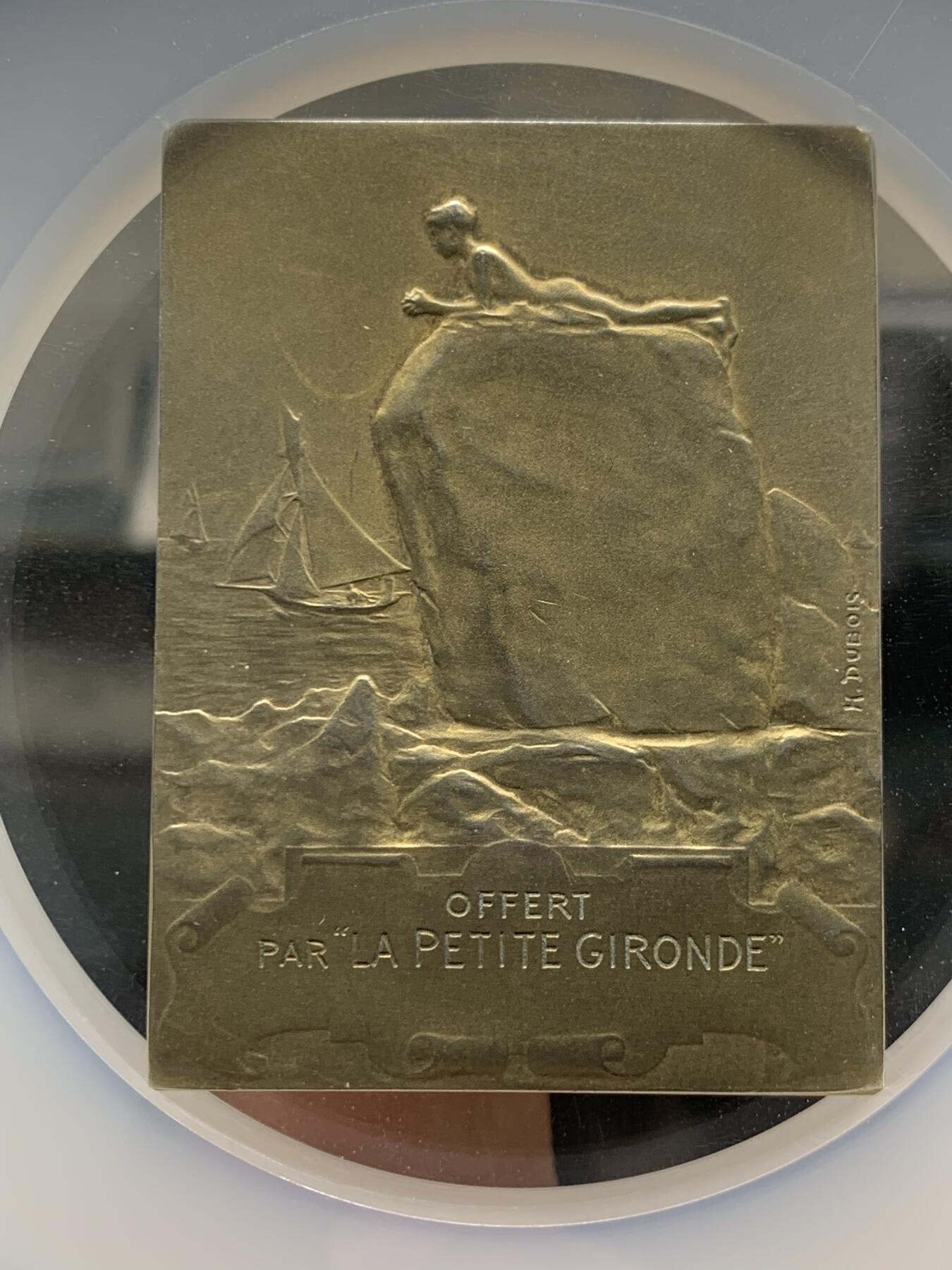 《竞宝斋》第360场 周日，周一  2场连拍 （全场包邮） NGC MS63 法国拥抱朝阳镀金银章，大师迪布瓦 Henri Dubois（双面刻印）百年古董原版，巴黎造币厂精品章。极少见双面图案，正面少女端坐悬崖旁，张开双手拥抱清晨阳光，就如海子的诗“面向大海，春暖花开”。背面一小男孩趴在礁石上玩耍，远处帆船。55mm、56.21g 、950银，加大加厚盒。