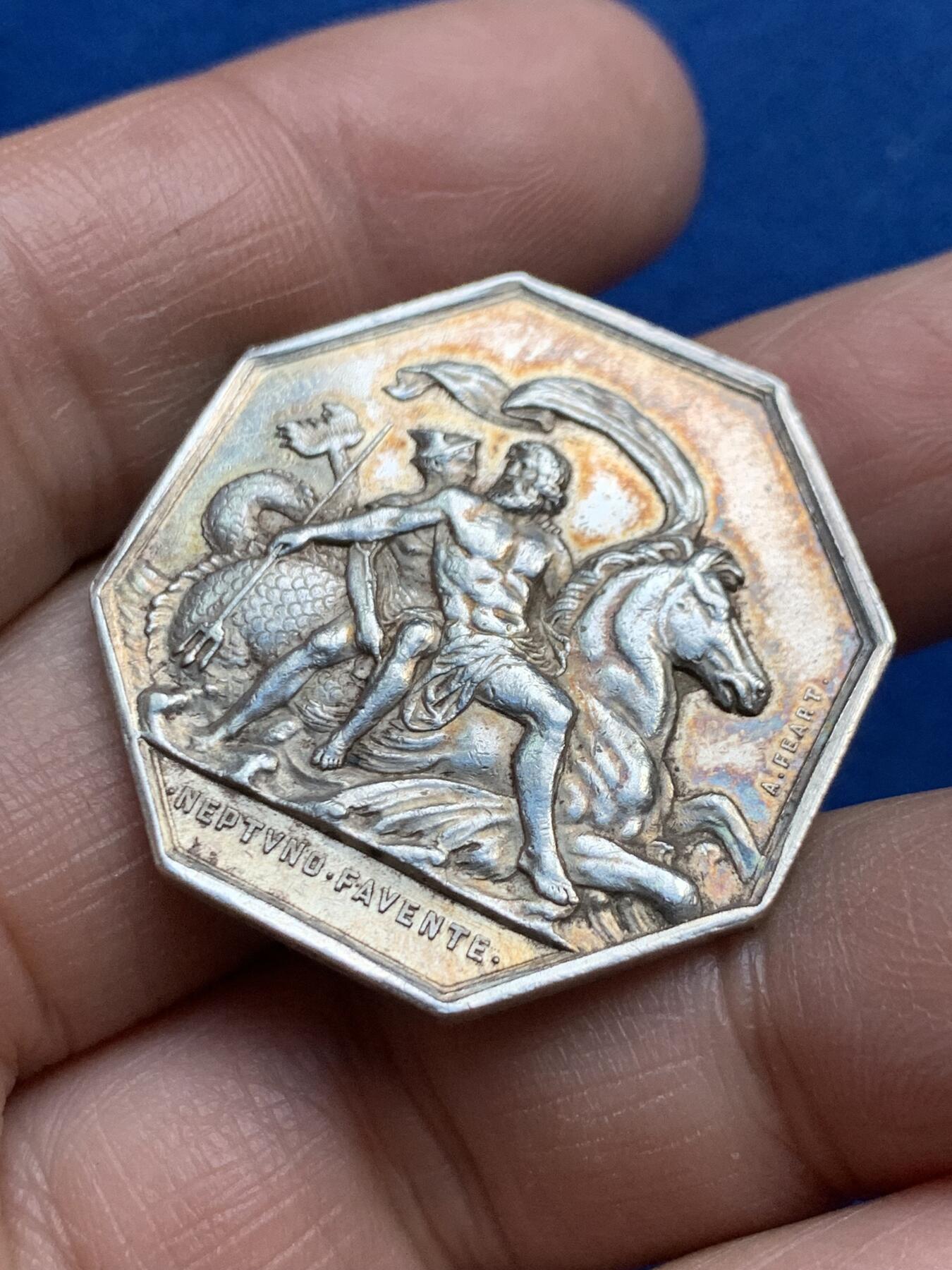 《竞宝斋》第360场 周日，周一  2场连拍 （全场包邮） 海神与墨丘利银质八角代币，八角里的名誉品，非常稀少，包浆好，状态好，永久保真，八角玩家不可或缺的品种。品相佳，带彩，带八角盒子，值得收藏。14.8克，32.6mm，手指银标。