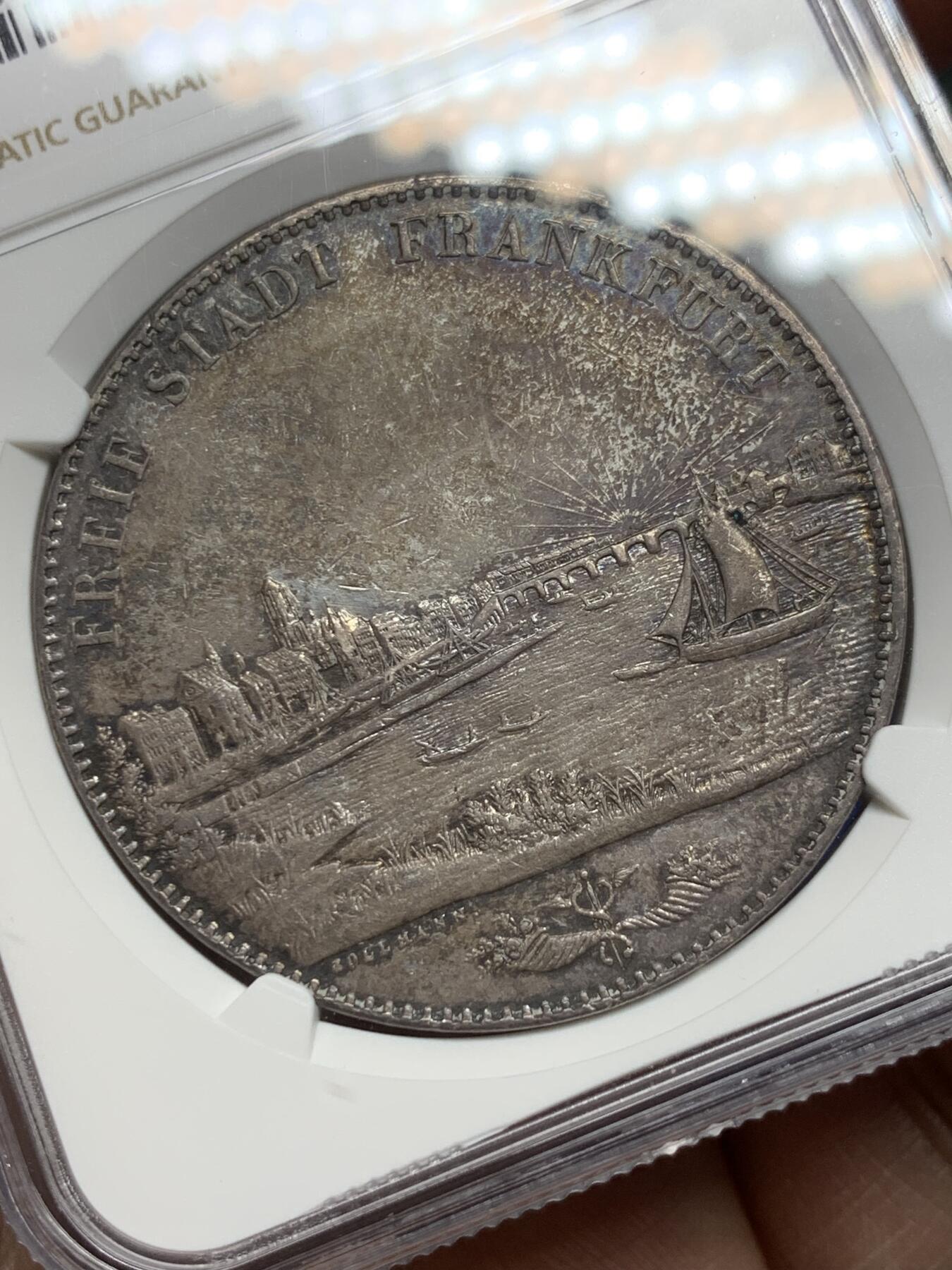 《竞宝斋》第360场 周日，周一  2场连拍 （全场包邮） NGC AU55 德国法兰克福1844年景观2泰勒银币 小镇和河流的景色，灿烂的阳光洒在地平线上，一艘帆船横渡主河。