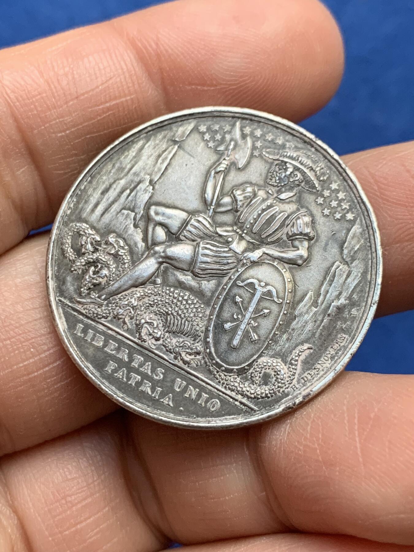 《竞宝斋》第360场 周日，周一  2场连拍 （全场包邮） 慈善协会银章（屠龙章）直径33.9mm 重17g 丰饶角1银标 细节见图