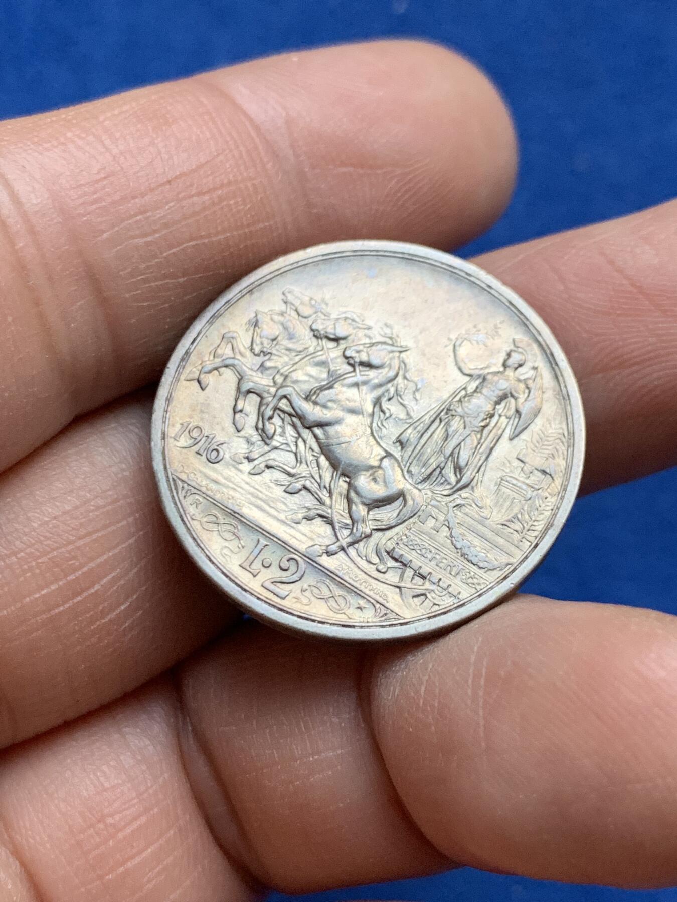 《竞宝斋》第360场 周日，周一  2场连拍 （全场包邮） 意大利1916年胜利女神马车2里拉银币，不是通货品相，特别是马车面品相好，经典设计