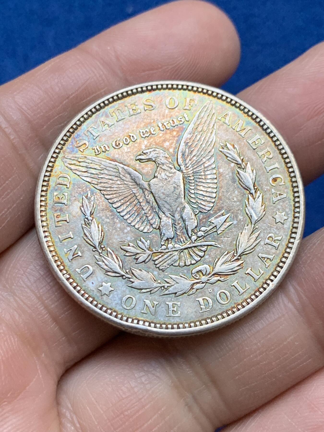 《竞宝斋》第360场 周日，周一  2场连拍 （全场包邮） 两枚一组 美国摩根1美元银币，味道都非常不错。一枚1921年的，惊艳的孔雀蓝和橙红色基底的五彩包浆；一枚1889的，金色五彩包浆。