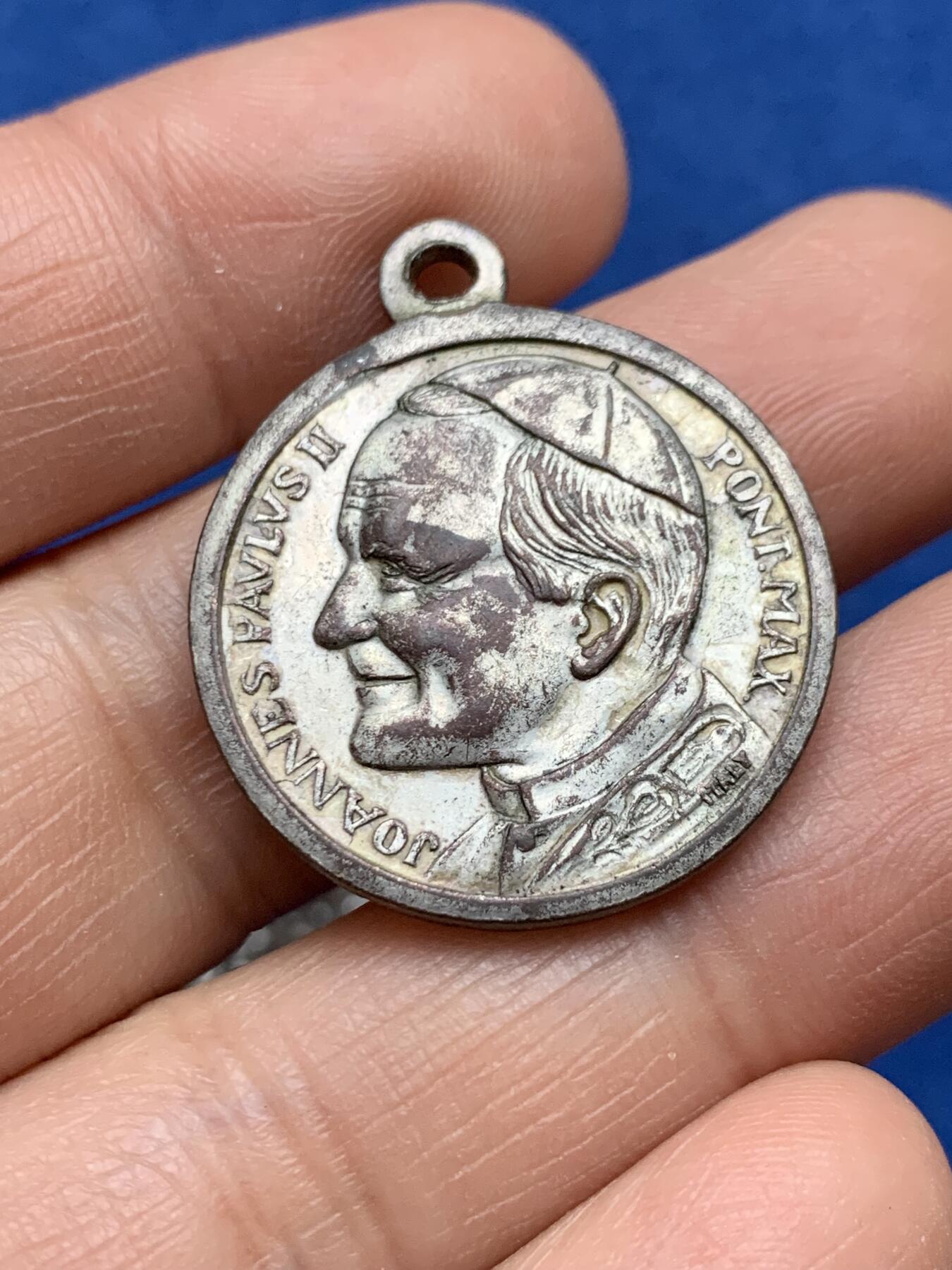 《竞宝斋》第360场 周日，周一  2场连拍 （全场包邮） 四枚一组 教皇纪念章吊坠 其中1枚背面玻璃里面有一块布 可能是教皇的恩赐 最大的1枚35mm