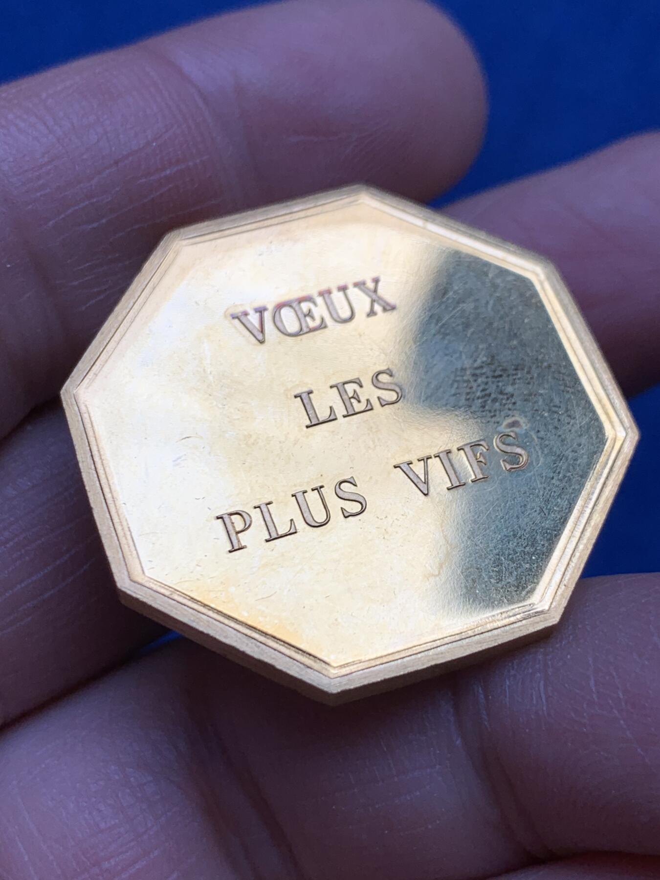 《竞宝斋》第360场 周日，周一  2场连拍 （全场包邮） 法国风吹草动八角镀金铜章 来吧，狂风！12.4克 31.5mm 丰饶角铜标