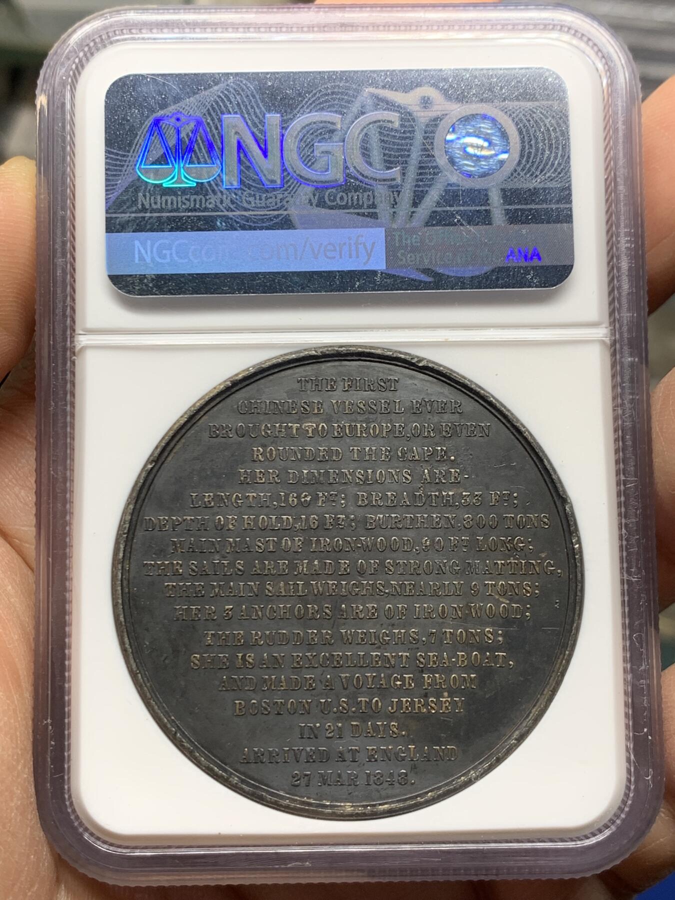 《竞宝斋》第360场 周日，周一  2场连拍 （全场包邮） NGC AUD 英国1848年为纪念中国耆英号帆船到达英国伦敦而制造的白色金属纪念大章，大老黑包浆严评，数量稀少纪念章中的大名誉品！耆英号以清政府驻广州钦差大臣耆英命名,耆英与英国签订了近代中国第一个不平等条约《南京条约》将香港割让给英国，历史纪念意义重大！这枚规格很大，高浮雕，细节非常好。