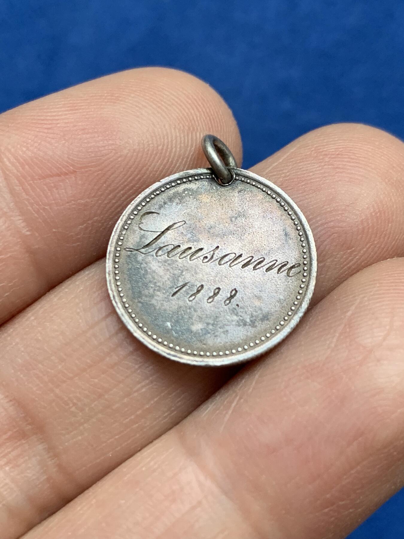 《竞宝斋》第360场 周日，周一  2场连拍 （全场包邮） 瑞士1/2法郎银质吊坠 背面带1888手工刻字 1.8克 18.1mm