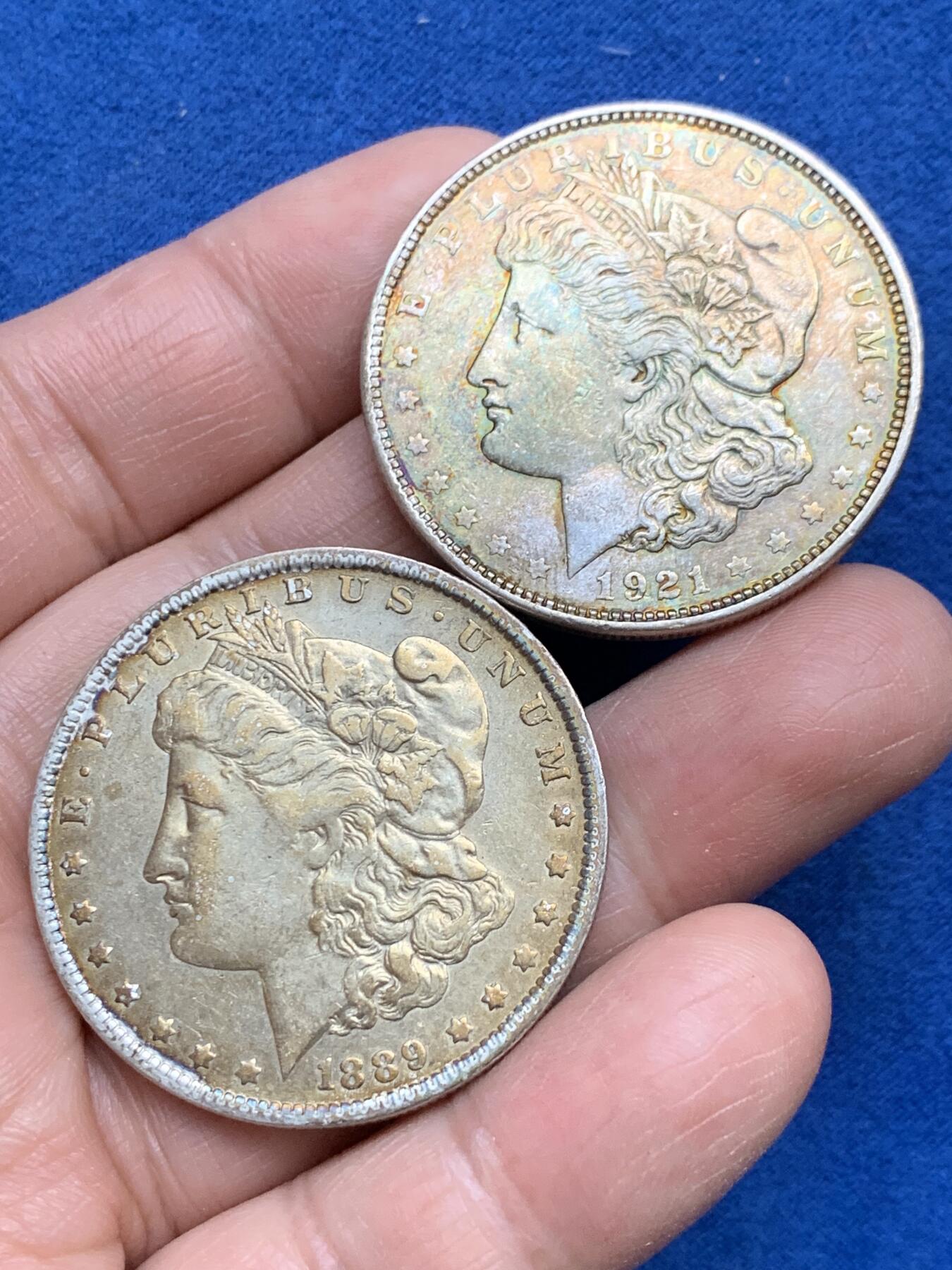 《竞宝斋》第360场 周日，周一  2场连拍 （全场包邮） 两枚一组 美国摩根1美元银币，味道都非常不错。一枚1921年的，惊艳的孔雀蓝和橙红色基底的五彩包浆；一枚1889的，金色五彩包浆。