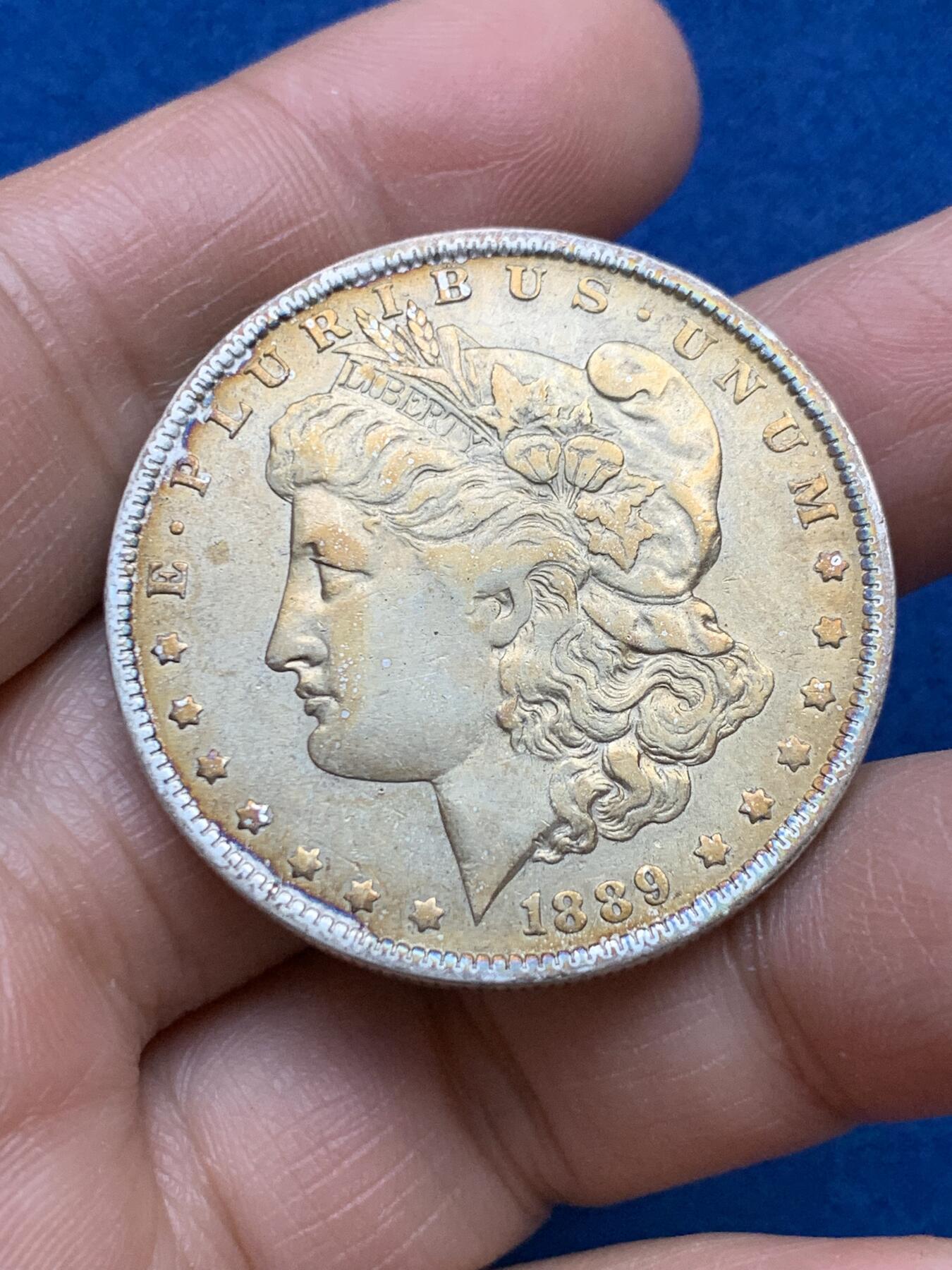 《竞宝斋》第360场 周日，周一  2场连拍 （全场包邮） 两枚一组 美国摩根1美元银币，味道都非常不错。一枚1921年的，惊艳的孔雀蓝和橙红色基底的五彩包浆；一枚1889的，金色五彩包浆。