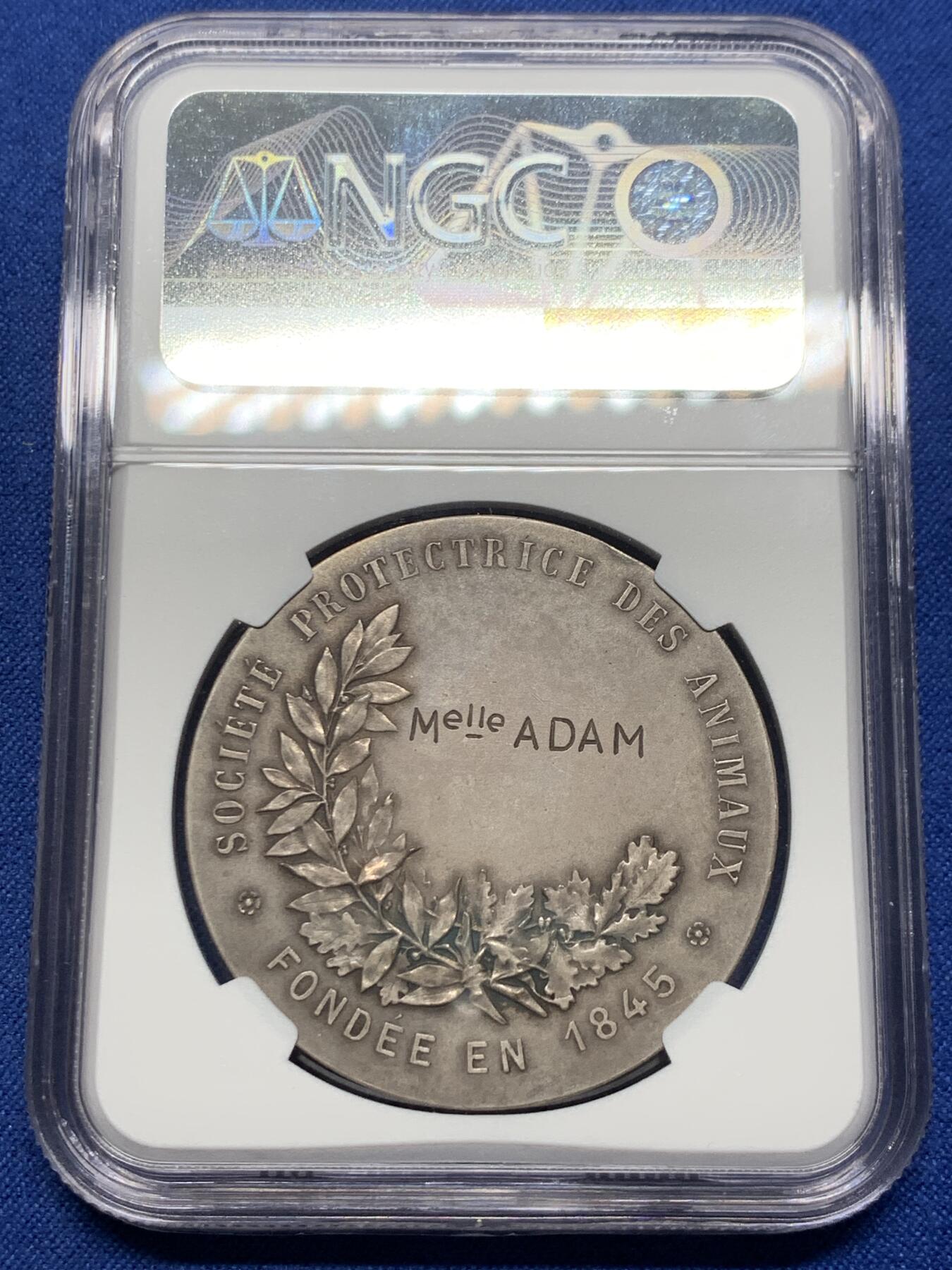 《竞宝斋》第361场 周日，周一  2场连拍 （全场包邮） NGC MS63 高分 首见品  动物保护协会铜镀银奖章。正面女神披着古老的披风，将她的手臂伸向聚集在她周围的动物身上，直径：39.5mm。