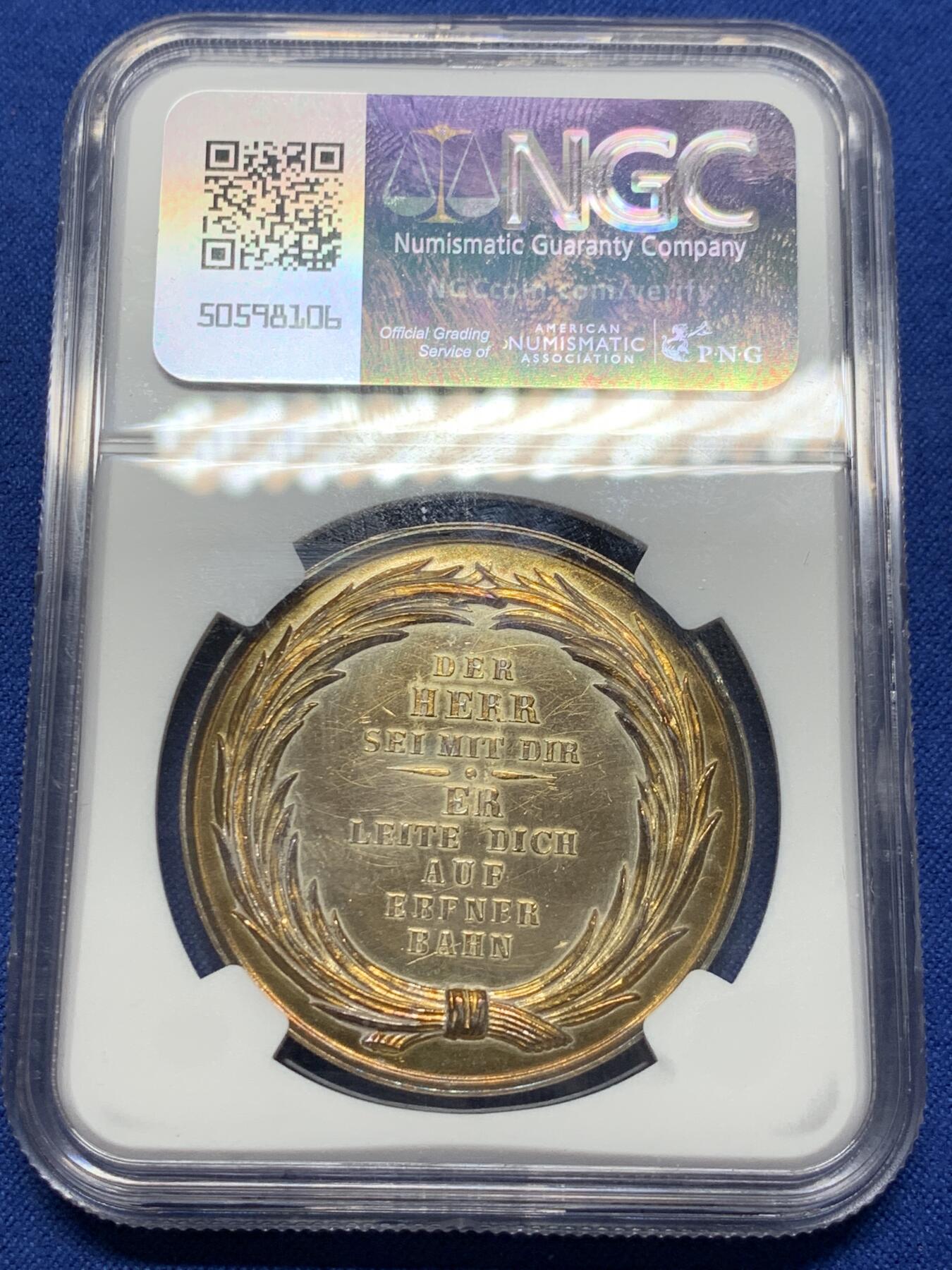 《竞宝斋》第361场 周日，周一  2场连拍 （全场包邮） NGC UNCD 德国1800柏林名家Loos作品，天主教银章“上帝与我同在”直径39mm的大银章，五彩硫化层，高浮雕，味道非常好，裸章的价格就要四五百。