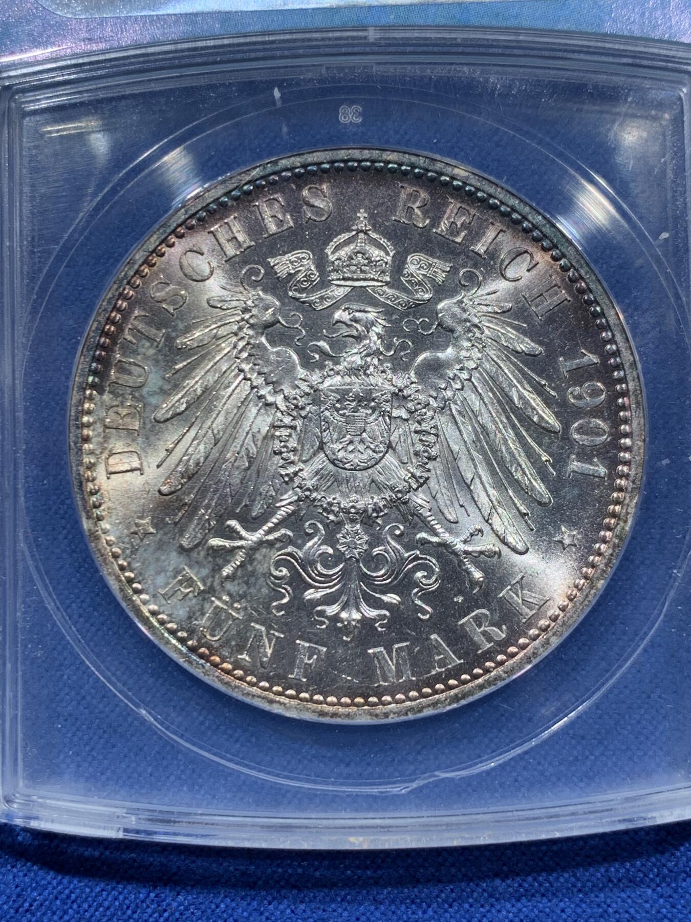 《竞宝斋》第361场 周日，周一  2场连拍 （全场包邮） ANACS MS63 德国普鲁士1901年建国200周年5马克大银币，双面环紫五彩，带十字炫光，老蓝盒完全不输63-64分P盒N盒状态！