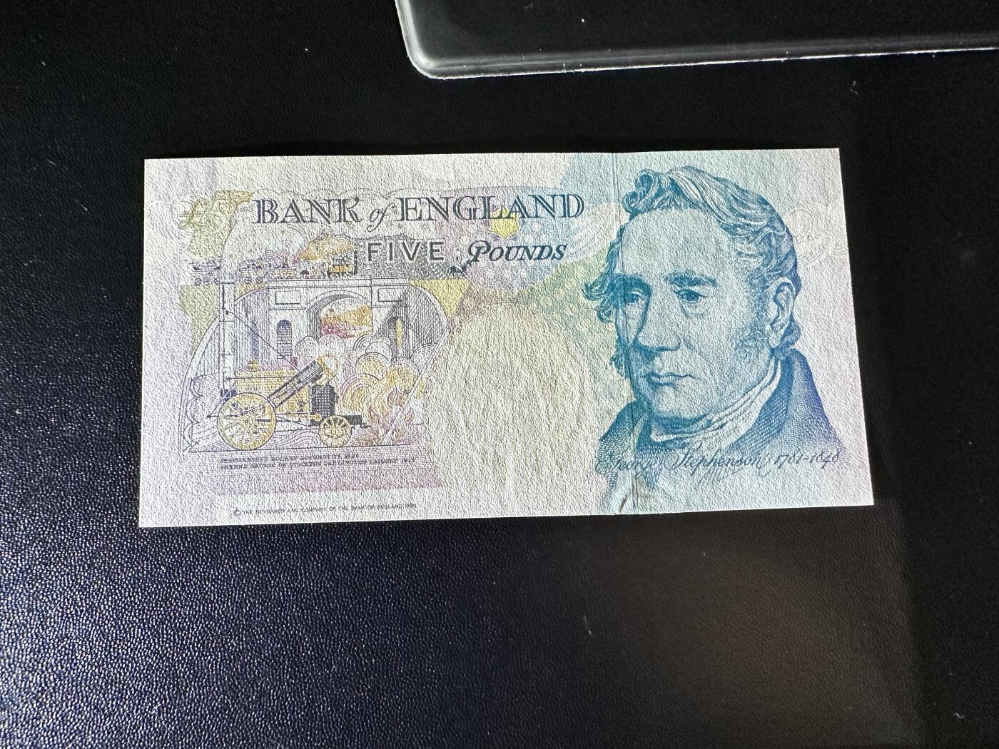 《外钞收藏家》第四百九十九期 英国E序列5镑 A07冠 生日号 全新UNC