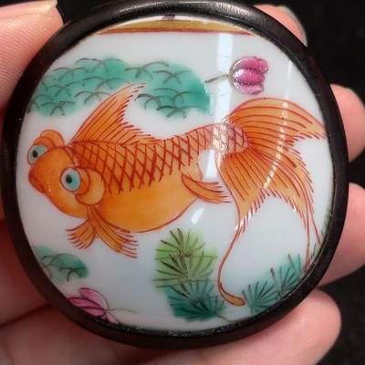 颜紫熹品牌严选推荐民间收藏品第9期 - 清代粉彩瓷片紫光檀镶嵌金玉满堂饰品