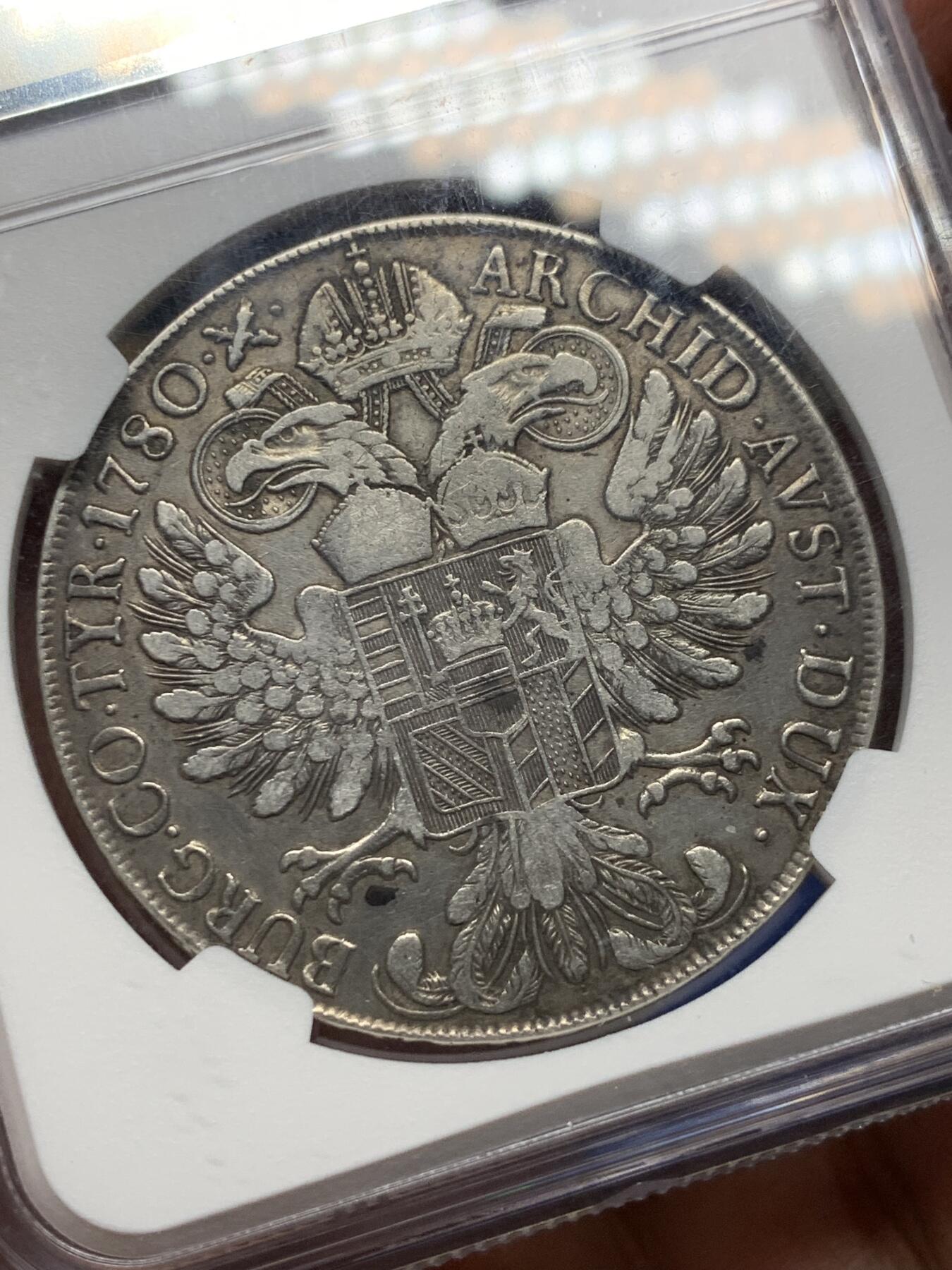 《竞宝斋》第361场 周日，周一  2场连拍 （全场包邮） NGC VFD 1817-1833年威尼斯打制玛丽亚·特蕾莎贸易银币。圆形9珍珠批纱扣，目录编号：Hafner 37a。NGC严评VF清洗，实物自然流通包浆浑厚。