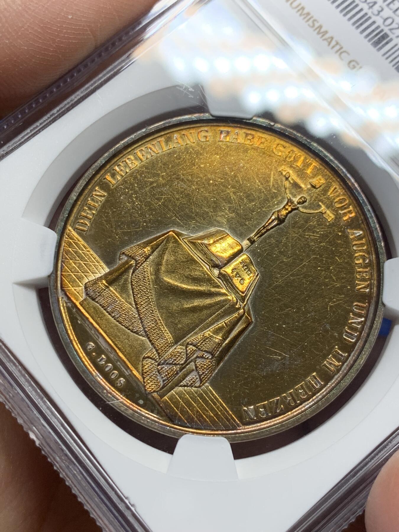 《竞宝斋》第361场 周日，周一  2场连拍 （全场包邮） NGC UNCD 德国1800柏林名家Loos作品，天主教银章“上帝与我同在”直径39mm的大银章，五彩硫化层，高浮雕，味道非常好，裸章的价格就要四五百。