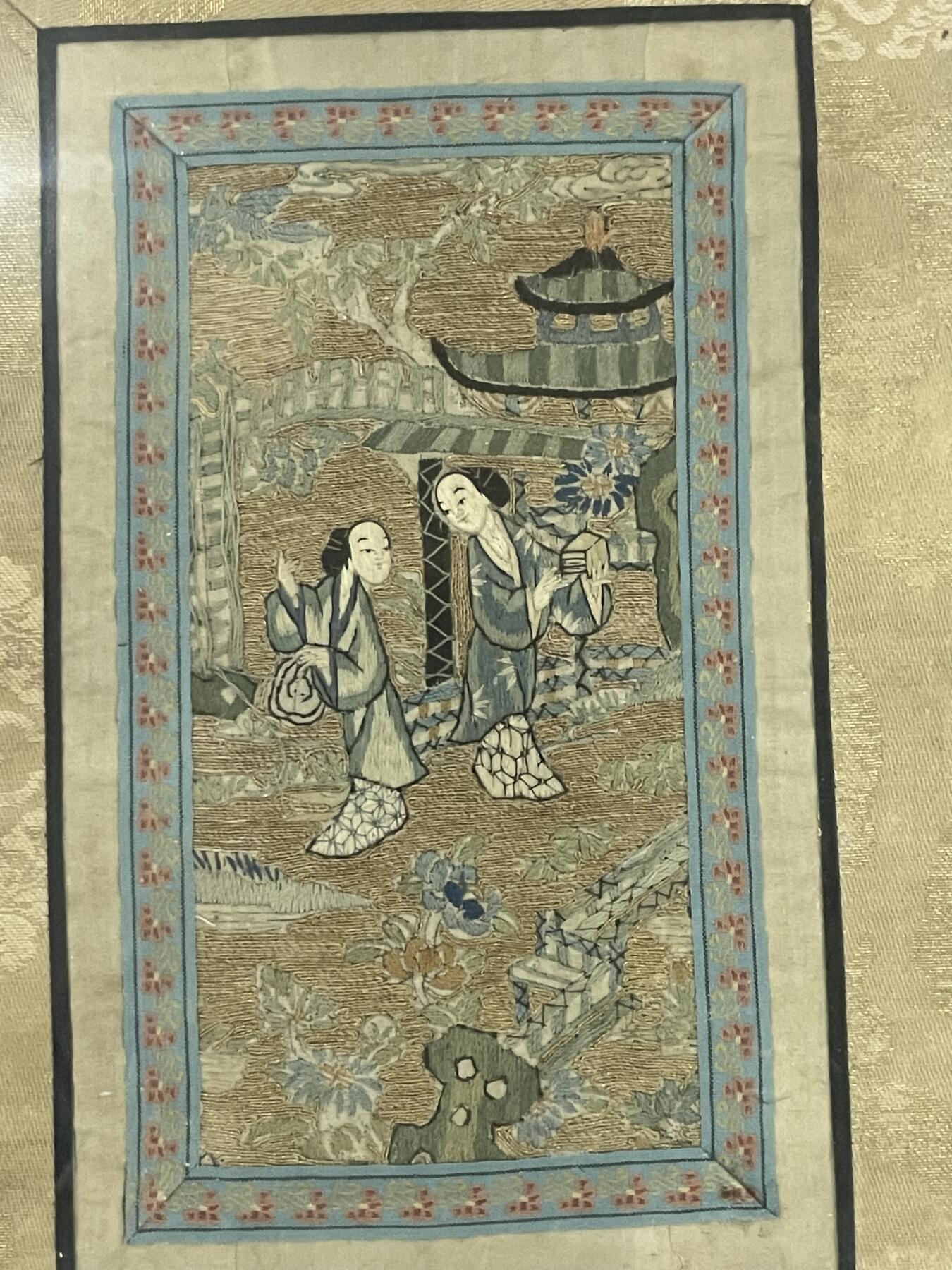 海外回流精品专场（鸽子请绕行） 法国回流清代人物刺绣 尺寸：39cmX28.5cm。其中一幅有破损如图，已装裱。