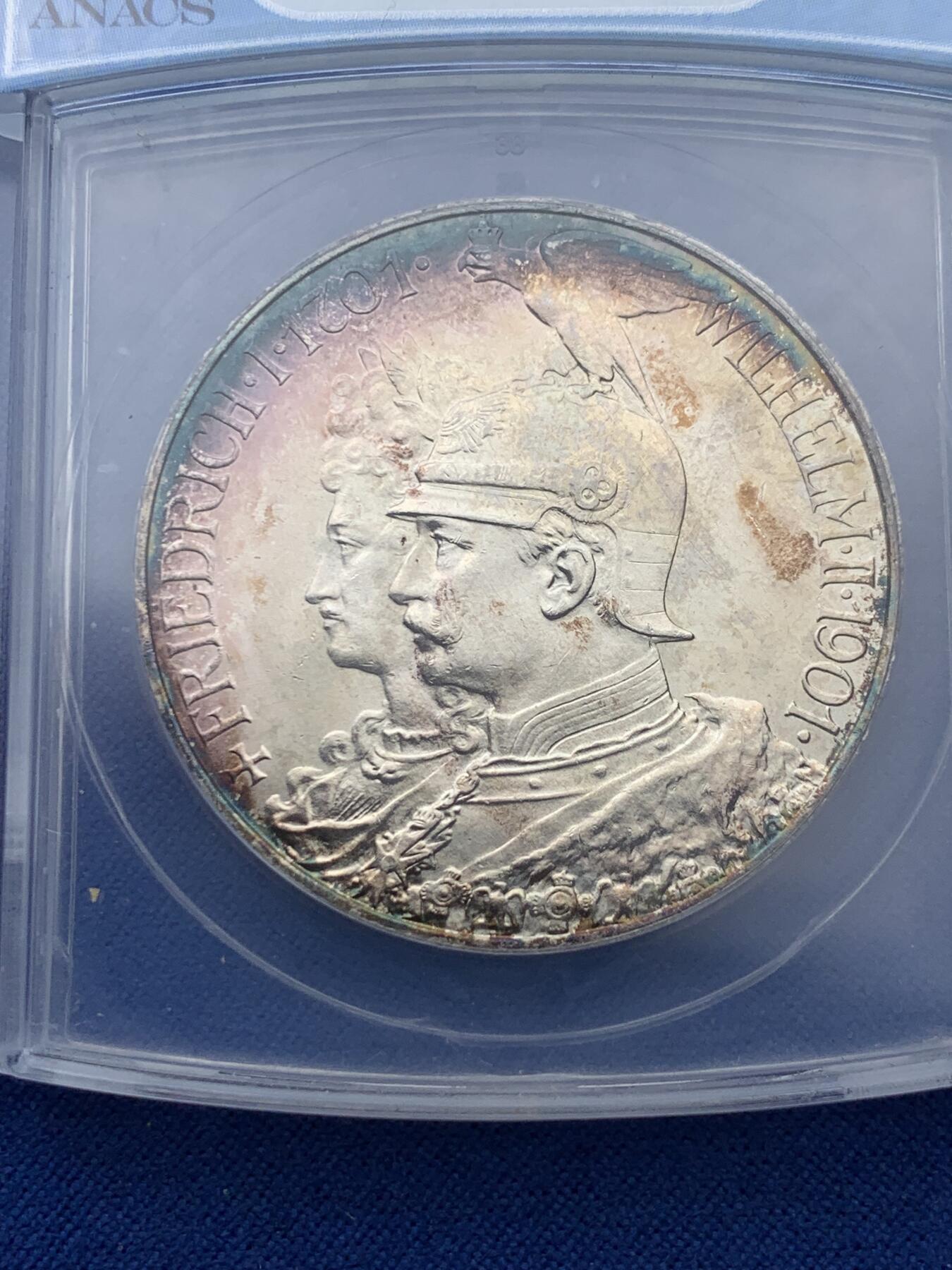 《竞宝斋》第361场 周日，周一  2场连拍 （全场包邮） ANACS MS63 德国普鲁士1901年建国200周年5马克大银币，双面环紫五彩，带十字炫光，老蓝盒完全不输63-64分P盒N盒状态！
